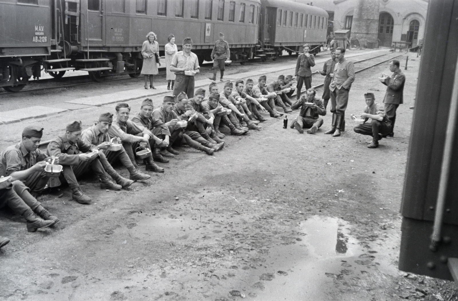 Ukraine, Lviv, a 154-es számú vöröskeresztes kórházvonat személyzete az állomáson ebédel., 1942, Reményi József, hospital-train, meal, dixie, Fortepan #257530
