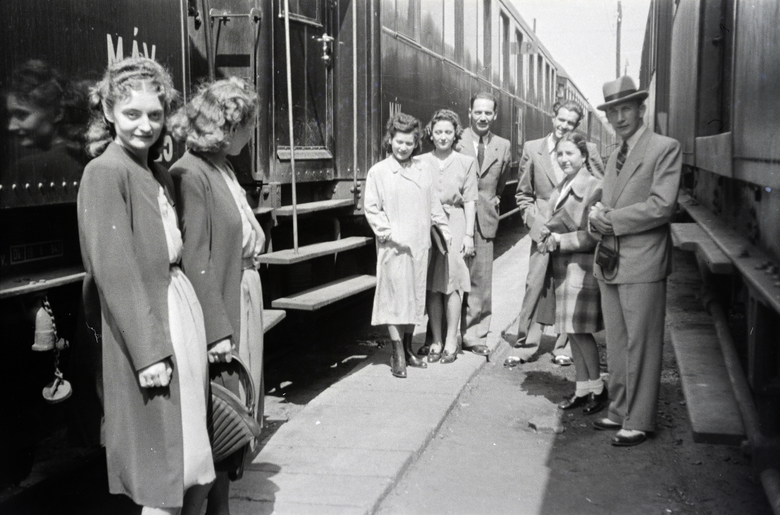 1942, Reményi József, camera, handbag, rail, Fortepan #257535
