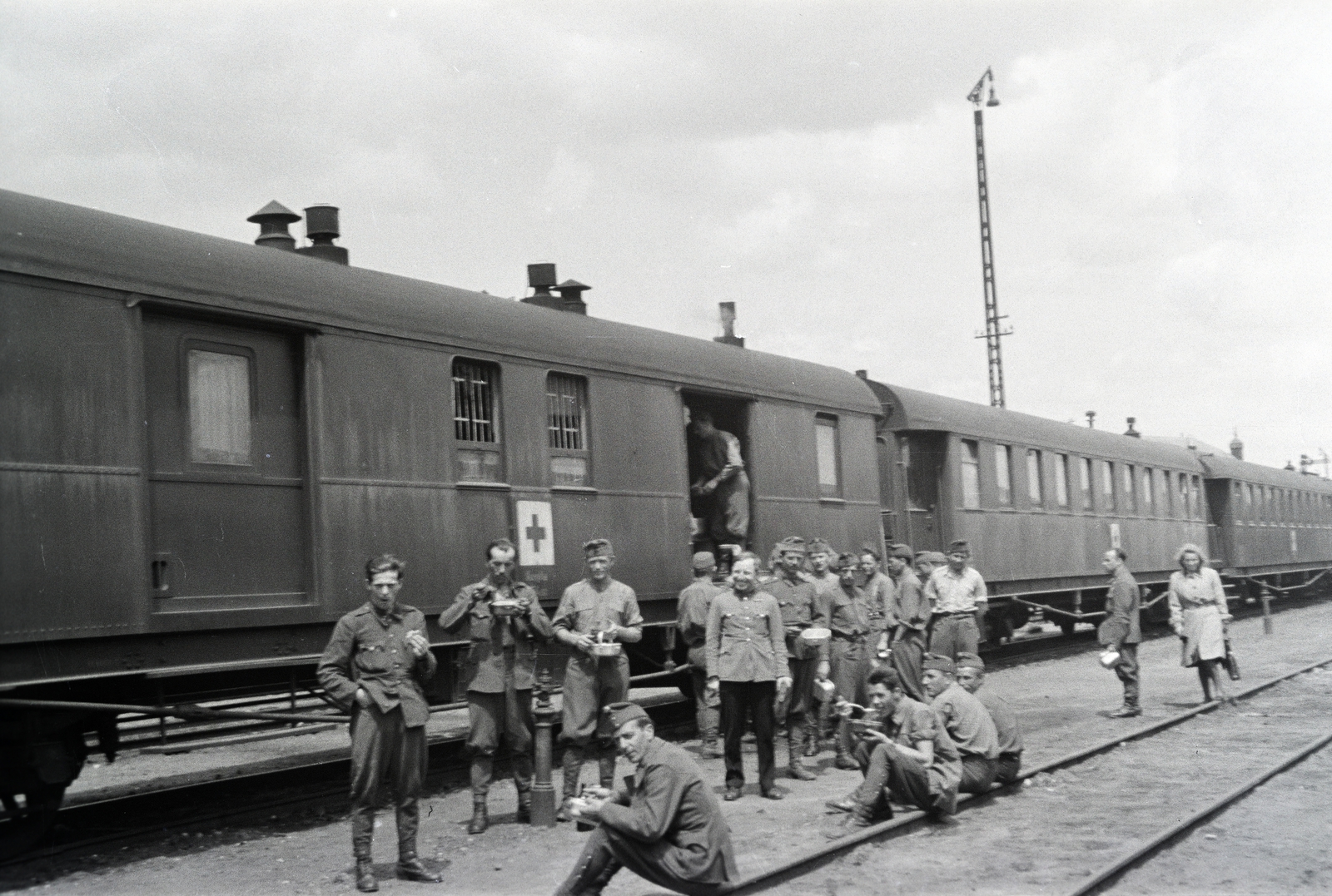 a 154-es számú vöröskeresztes kórházvonat katonai személyzete ebédszüneten., 1942, Reményi József, zsebredugott kéz, kórházvonat, étkezés, csajka, Fortepan #257538