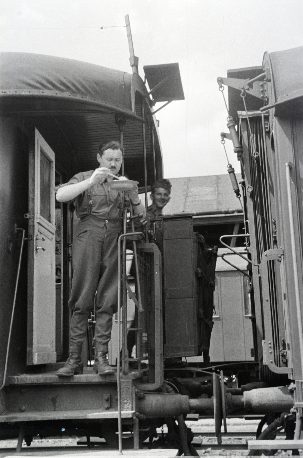 a 154-es számú vöröskeresztes kórházvonat katonai személyzete ebédszüneten., 1942, Reményi József, meal, rail, Fortepan #257539