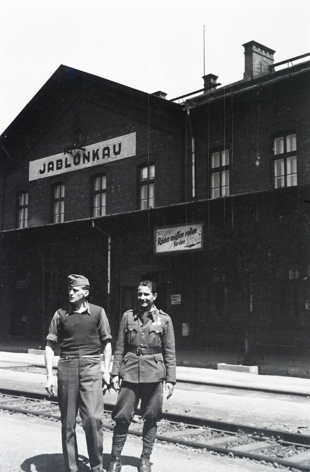 Csehország, Jablunkov, (ekkor Jablunkau), vasútállomás, a felvétel a vöröskeresztes kórházvonat egyik útjáról készült sorozat része., 1942, Reményi József, vasútállomás, propaganda, plakát, magyar katona, Fortepan #257542