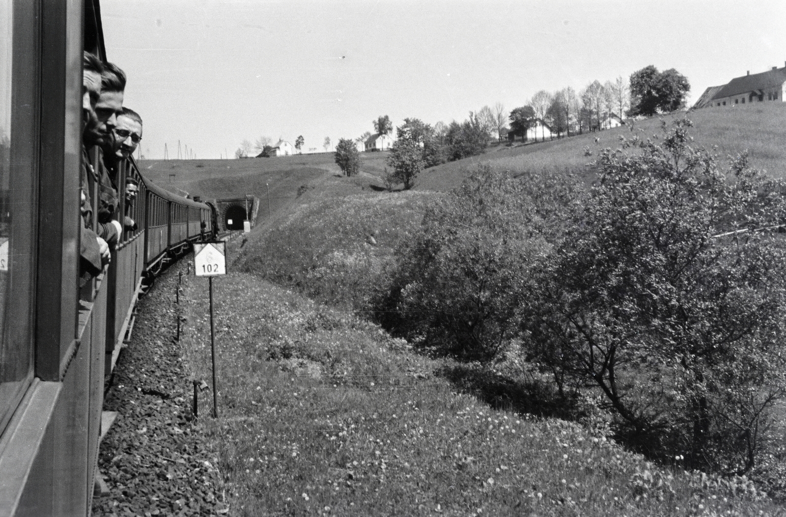 Czech Republik, vasúti alagút a Mosty u Jablunkova vasútállomás közelében. A felvétel a 154-es számú vöröskeresztes kórházvonaton készült., 1942, Reményi József, leaning out of the window, Fortepan #257545