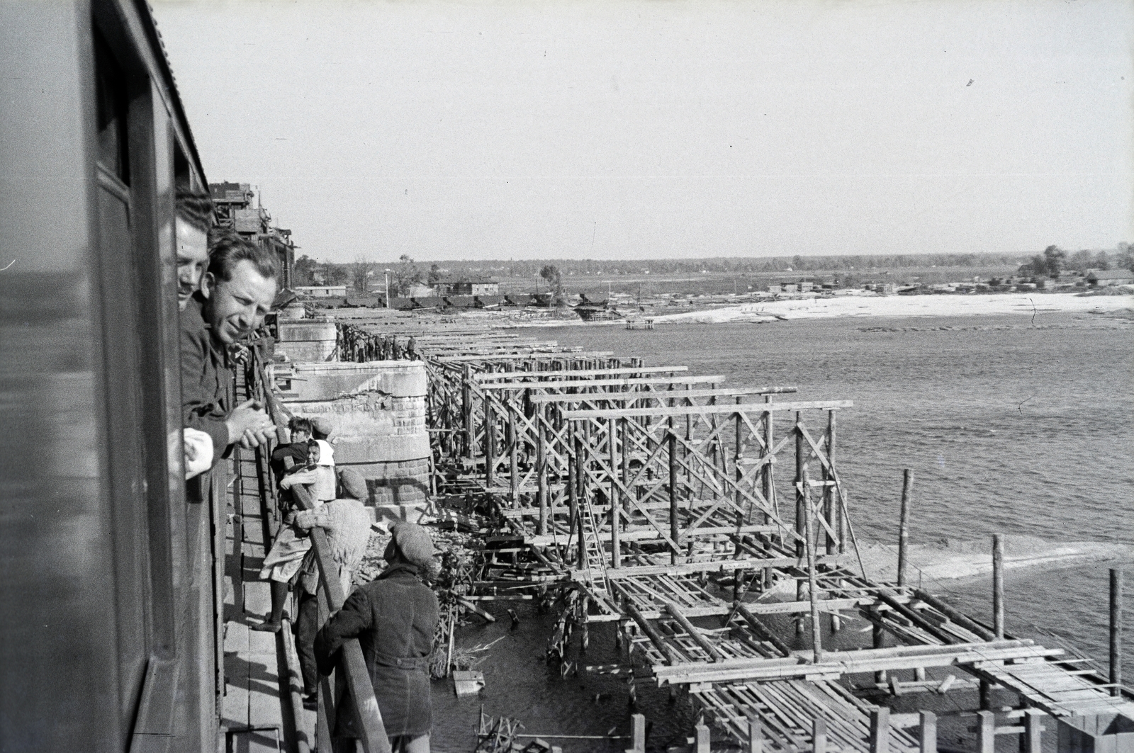 Ukrajna, Kijev, a 154-es számú vöröskeresztes kórházvonat a Dnyeper folyó feletti Sztruve vasúti hídnál., 1942, Reményi József, Best of, ablakon kihajolni, Fortepan #257549