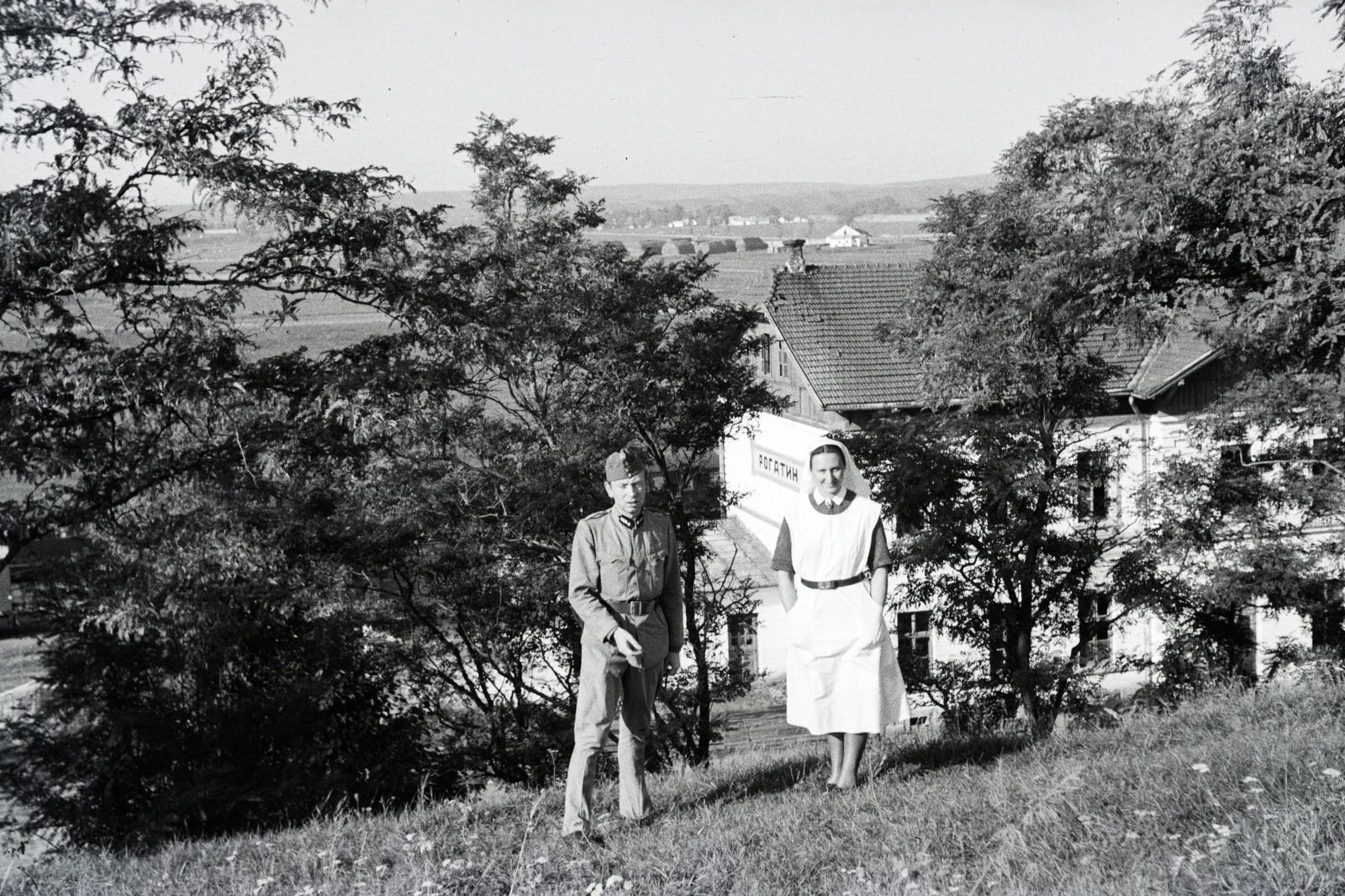 Ukraine, a 154-es számú vöröskeresztes kórházvonat személyzete a vasútállomás közelében., 1942, Reményi József, nurse, hands in pockets, Fortepan #257550