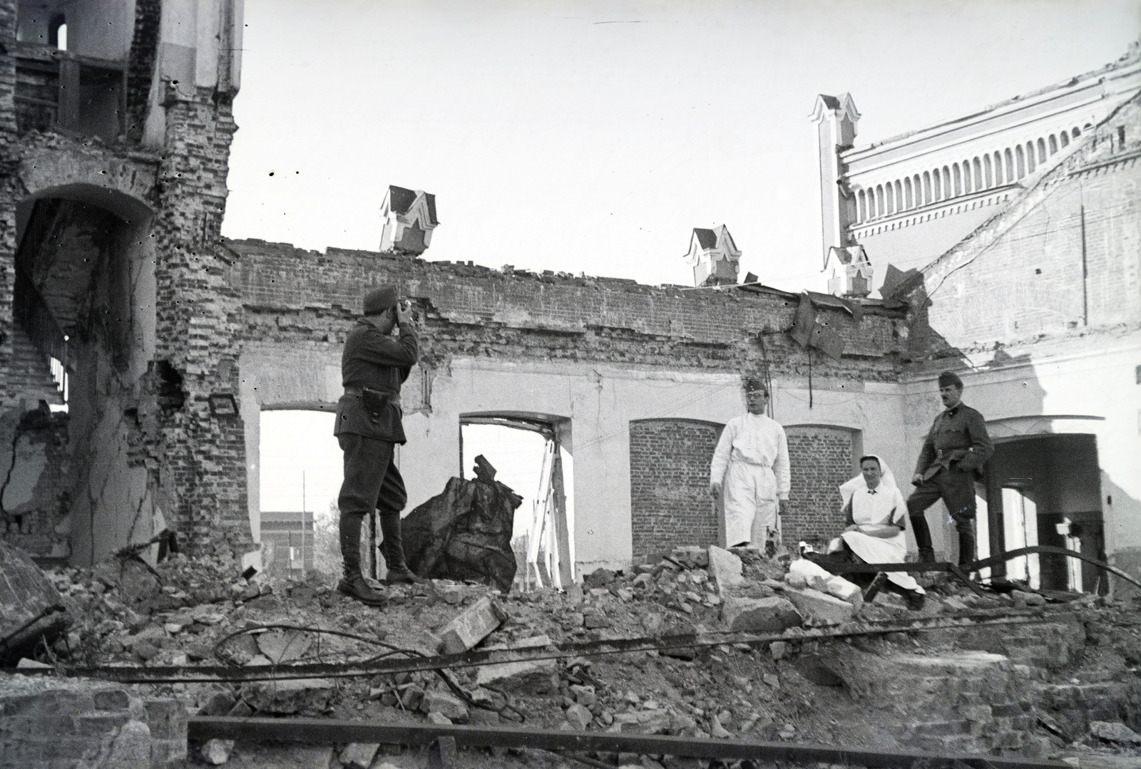 Russia, Kursk, a 154-es vöröskeresztes kórházvonat nővére és katonai személyzete a lerombolt vasútállomáson., 1942, Reményi József, Best of, damaged building, Hungarian soldier, photography, doctor, nurse, Fortepan #257551