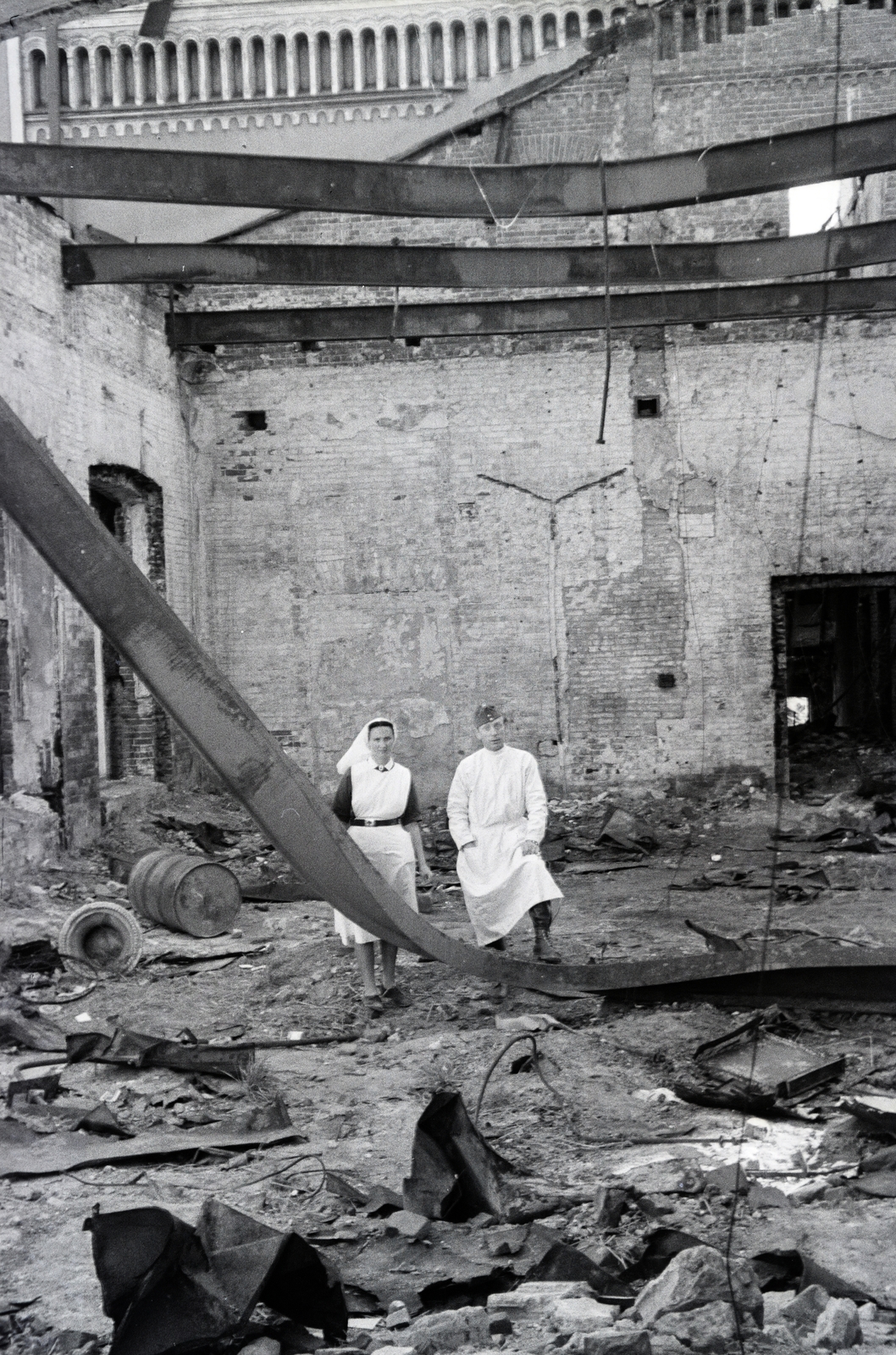 Oroszország, Kurszk, a 154-es számú vöröskeresztes kórházvonat nővére és szanitéce a lerombolt vasútállomáson., 1942, Reményi József, háborús kár, Fortepan #257552