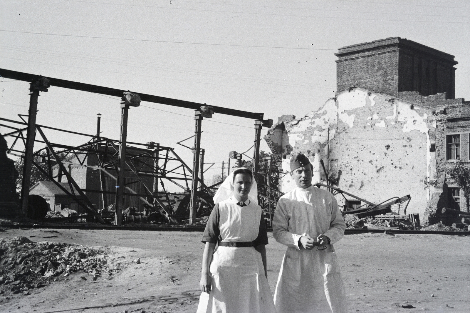 Oroszország, Kurszk, a 154-es számú vöröskeresztes kórházvonat nővére és szanitéce a vasútállomáson., 1942, Reményi József, Best of, ápolónő, háborús kár, golyónyom, Fortepan #257555