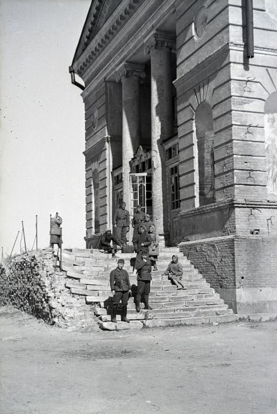 Russia, Alekseyevka, a Szent Kereszt (Kresztovozdvizsenszkaja) templom előtt a vöröskeresztes kórházvonat személyzete látható helyi lakosokkal., 1942, Reményi József, soldier, stairs, Fortepan #257559