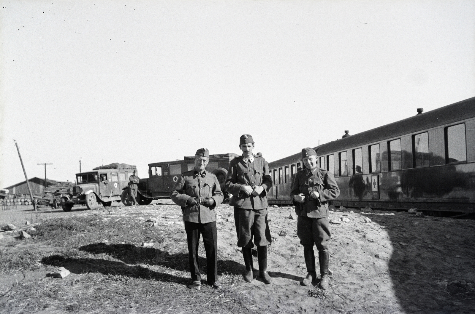 Russia, Alekseyevka, a 154-es számú vöröskeresztes kórházvonat és tisztjei a vasútállomáson., 1942, Reményi József, hospital-train, ambulance, Ford-brand, eastern front, Fortepan #257561