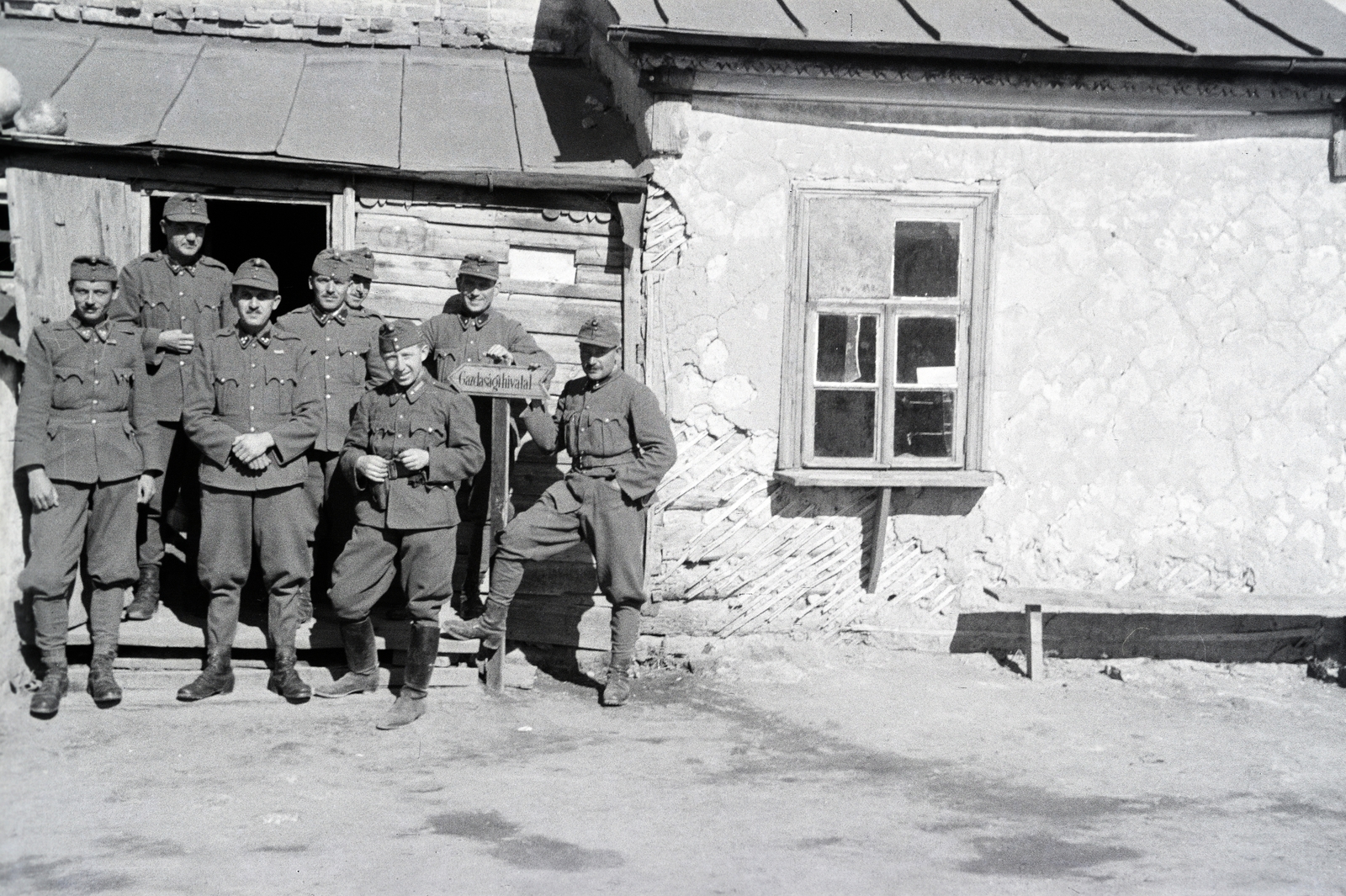 Oroszország, Alekszejevka, a 154-es számú vöröskeresztes kórházvonat ellátását végző tisztek a vasútállomáson., 1942, Reményi József, Fortepan #257562