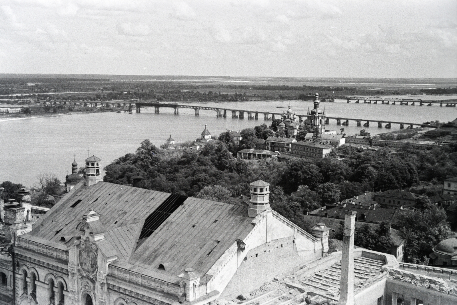Ukrajna, Kijev, az ortodox Barlangkolostor (Pecserszka Lavra) területe. Kilátás a Nagy Harangtorony-ból, középen jobbra a Szent Kereszt Felmagasztalása-templom, háttérben a Dnyeper folyó. A felvétel a vöröskeresztes kórházvonat egyik útjáról készült sorozat része., 1942, Reményi József, látkép, Fortepan #257569