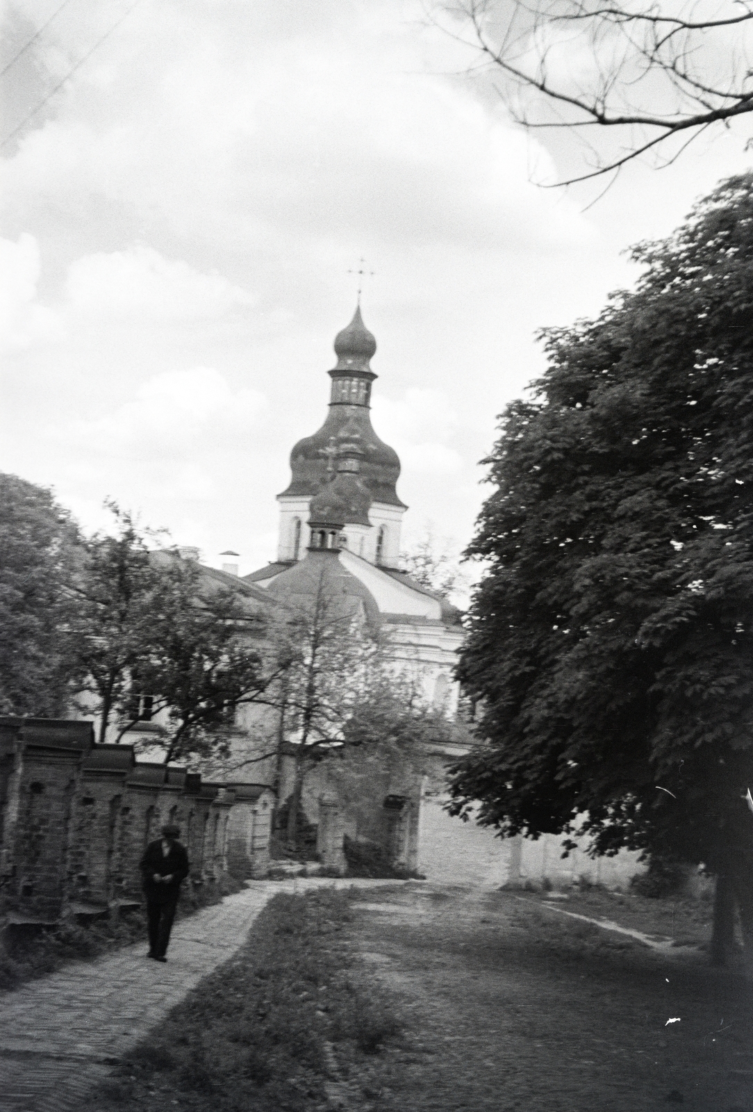 Ukrajna, Kijev, a Pecserszka lavra területe, szemben a Szent Kereszt felmagasztalása templom. A felvétel a vöröskeresztes kórházvonat egyik útjáról készült sorozat része., 1942, Reményi József, templomtorony, Fortepan #257575