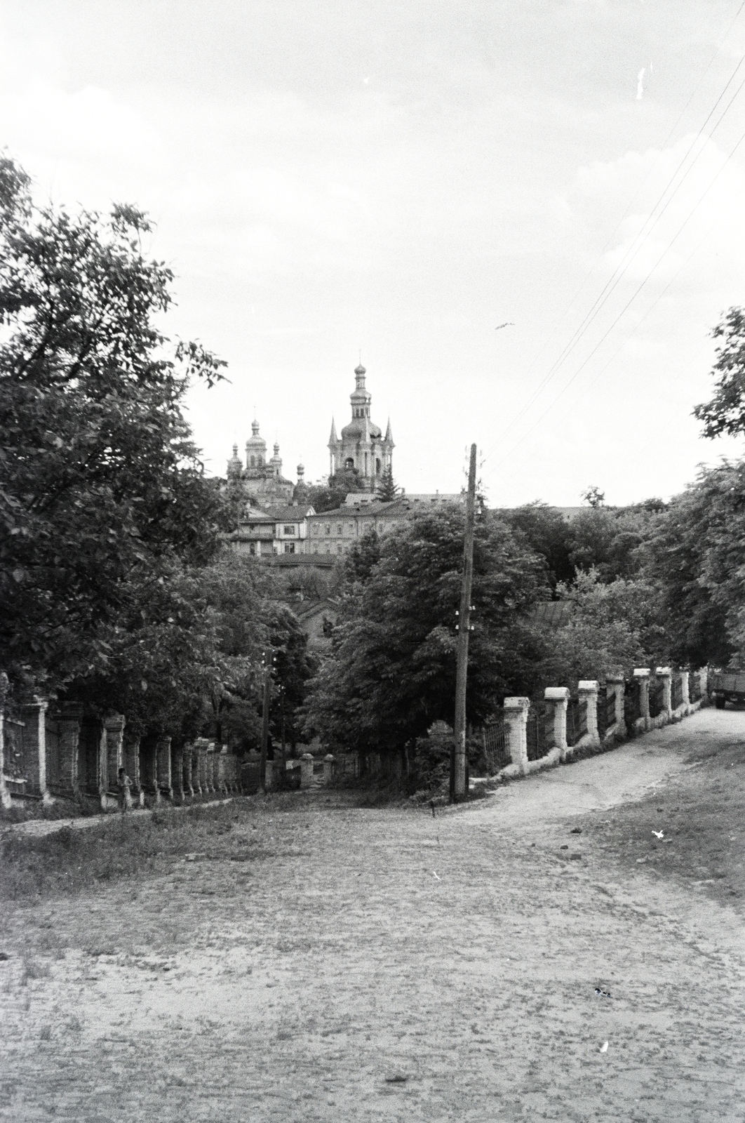 Ukraine, Kyiv, a Pecserszka lavra területe, szemben az Istenanya születése templom és harangtornya. A felvétel a vöröskeresztes kórházvonat egyik útjáról készült sorozat része., 1942, Reményi József, picture, Fortepan #257576