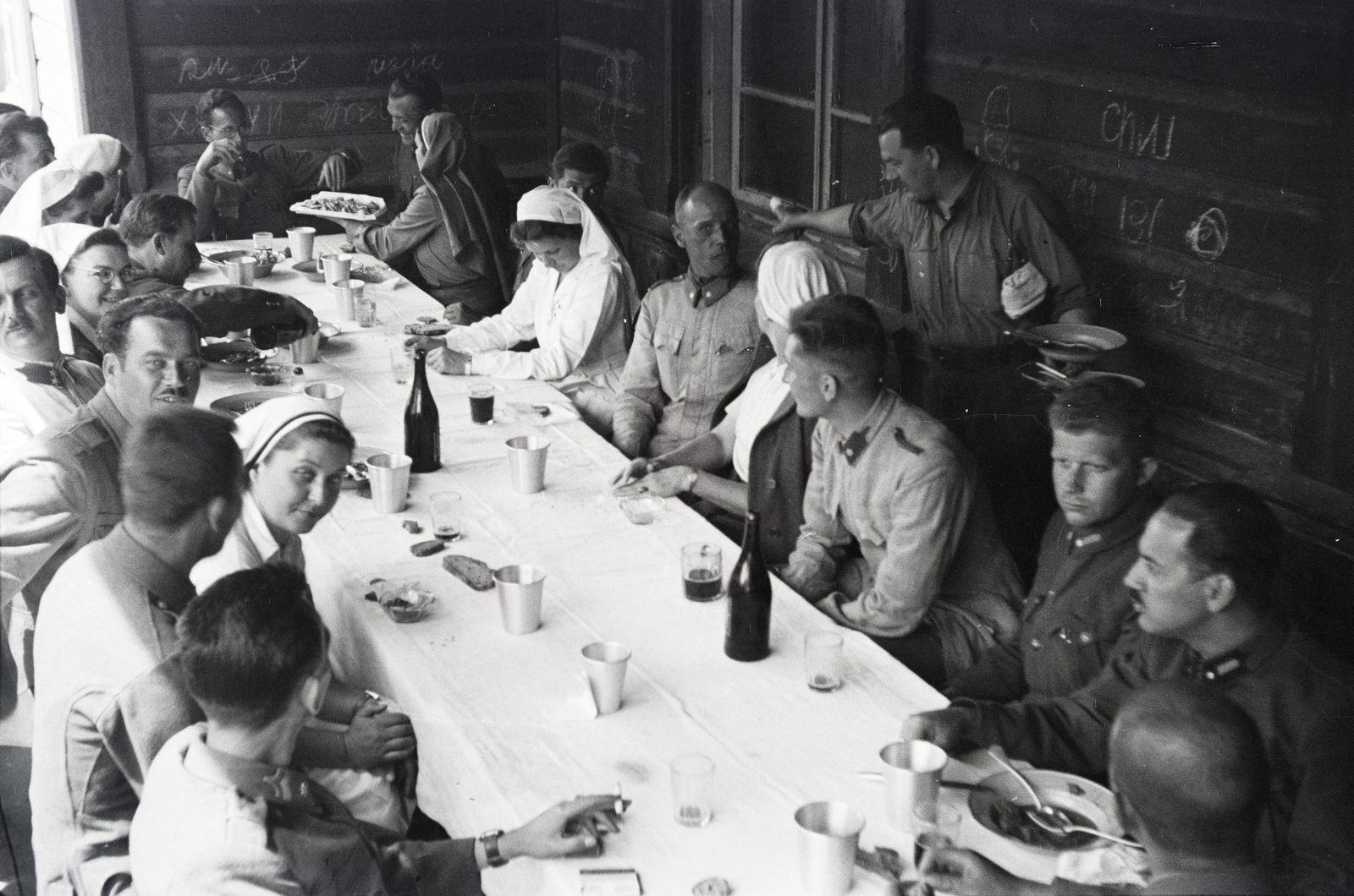 1942, Reményi József, beer bottle, glass, soldier, nurse, table, Best of, Fortepan #257584