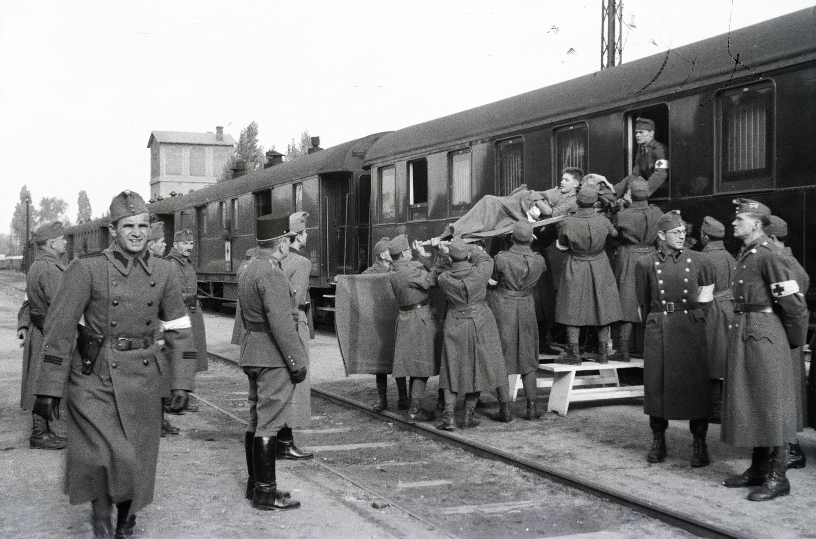 Hungary, Kecskemét, vasútállomás, a 154-es számú vöröskeresztes kórházvonatból hordágyon emelik ki a sebesült katonát., 1942, Reményi József, Best of, hospital-train, Fortepan #257590