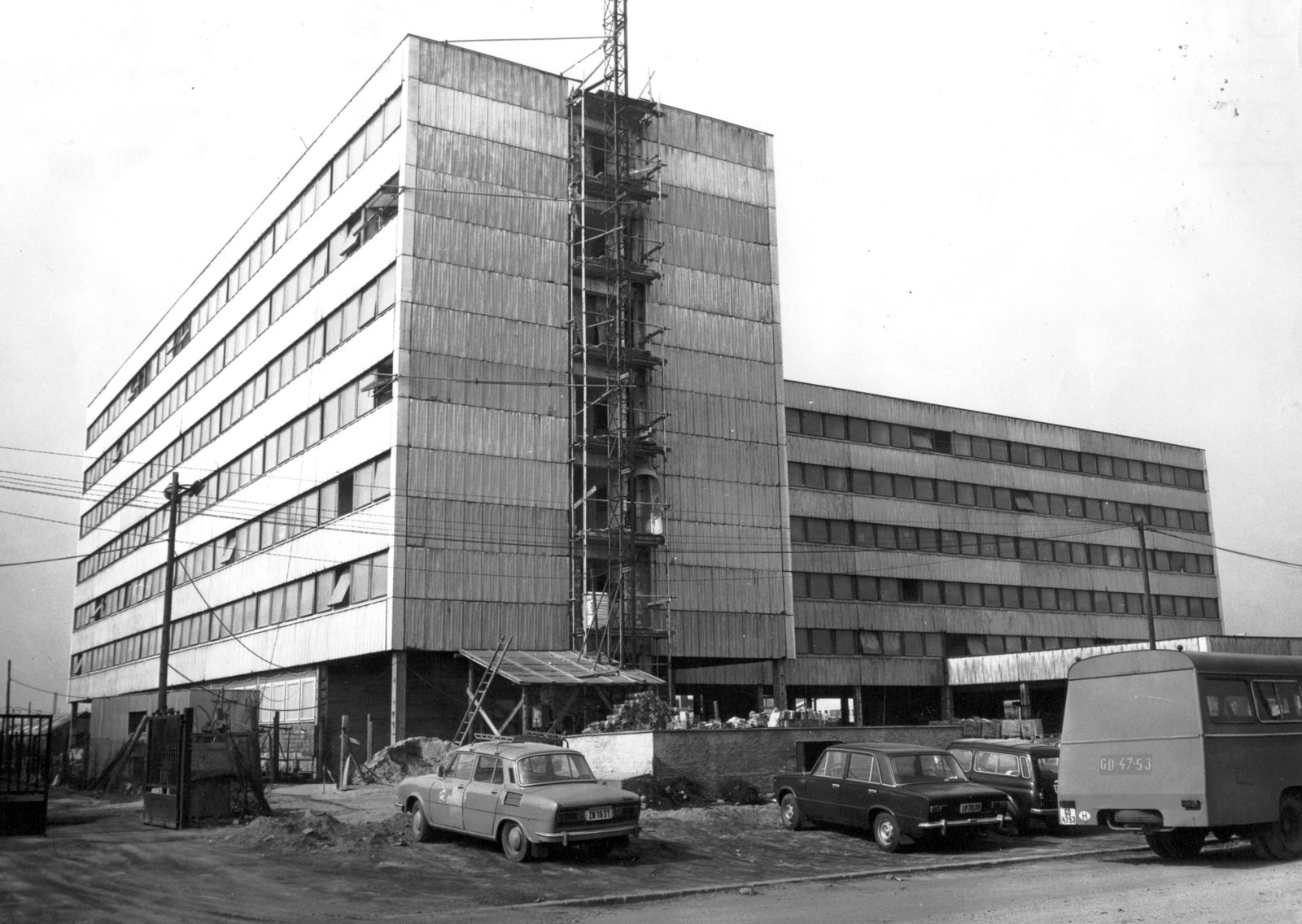 Magyarország, Budapest IX., Gyáli út 33-35. Fővárosi Pedagógus és Nővérszálló., 1981, Ferencvárosi Helytörténeti Gyűjtemény, autóbusz, csehszlovák gyártmány, szovjet gyártmány, építkezés, szálloda, Skoda-márka, Lada-márka, automobil, Skoda 100, Budapest, Fortepan #25760