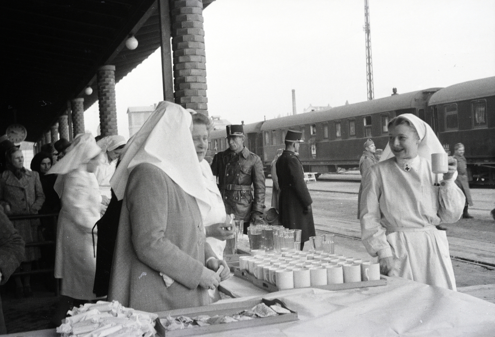 Hungary, Kecskemét, a 154-es számú vöröskeresztes kórházvonat a vasútállomáson., 1942, Reményi József, hospital-train, Fortepan #257601