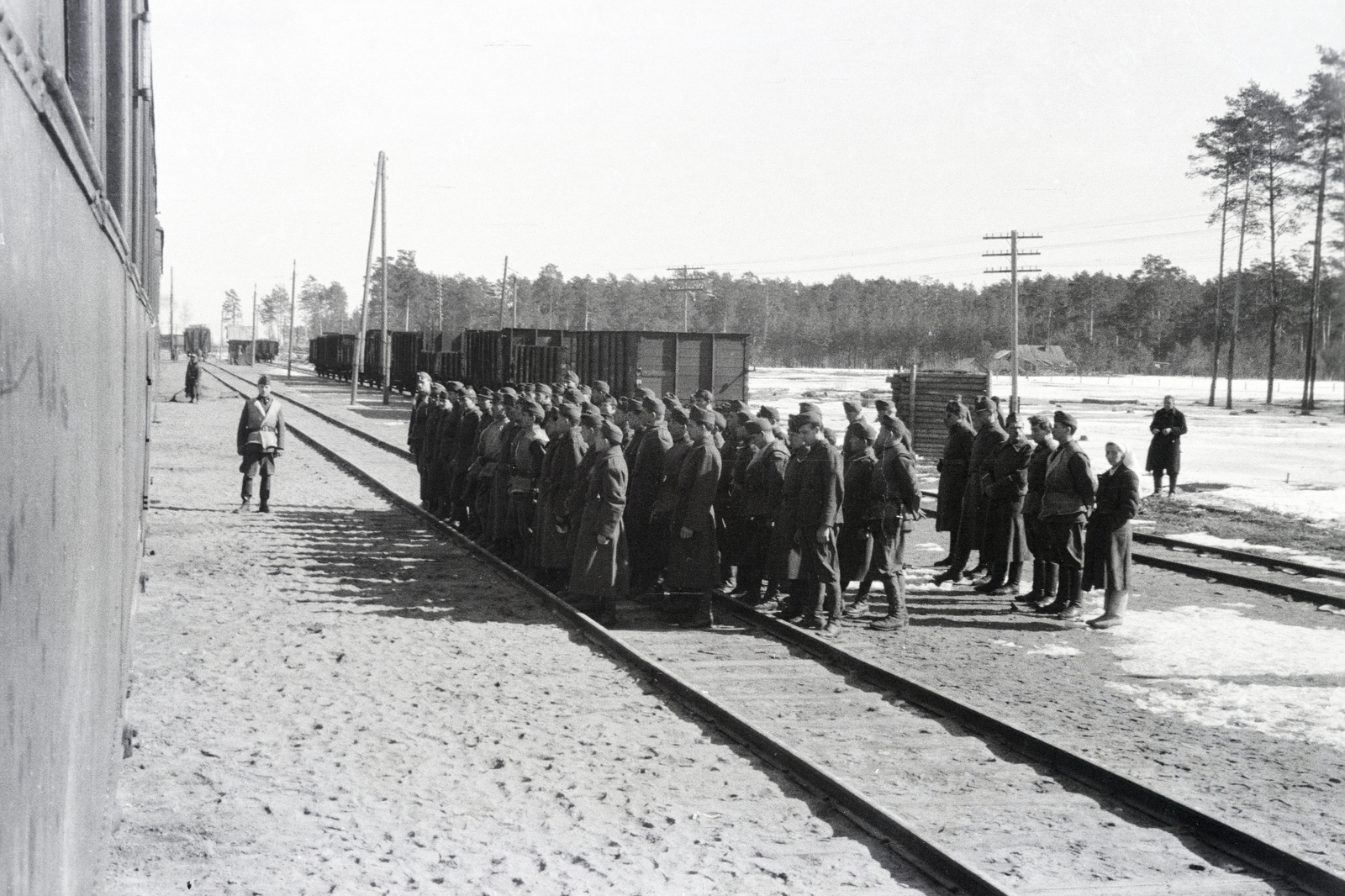 Russia, (ekkor Zlinka/Slinka része), Zlinka/Slinka vasútállomás. A felvétel a vöröskeresztes kórházvonat egyik útjáról készült sorozat része., 1943, Reményi József, Fortepan #257606