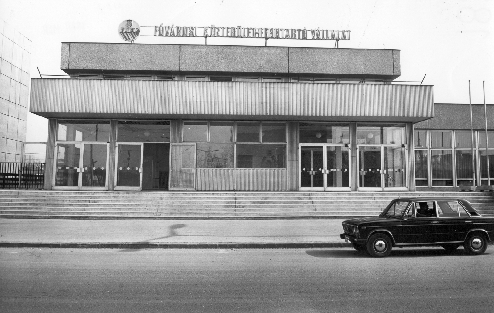 Hungary, Budapest IX., Gyáli út, a Fővárosi Közterületfenntartó Vállalat Gyáli úti bejárata., 1977, Ferencvárosi Helytörténeti Gyűjtemény, Soviet brand, label, Lada-brand, automobile, Budapest, FKFV-organisation, Fortepan #25761