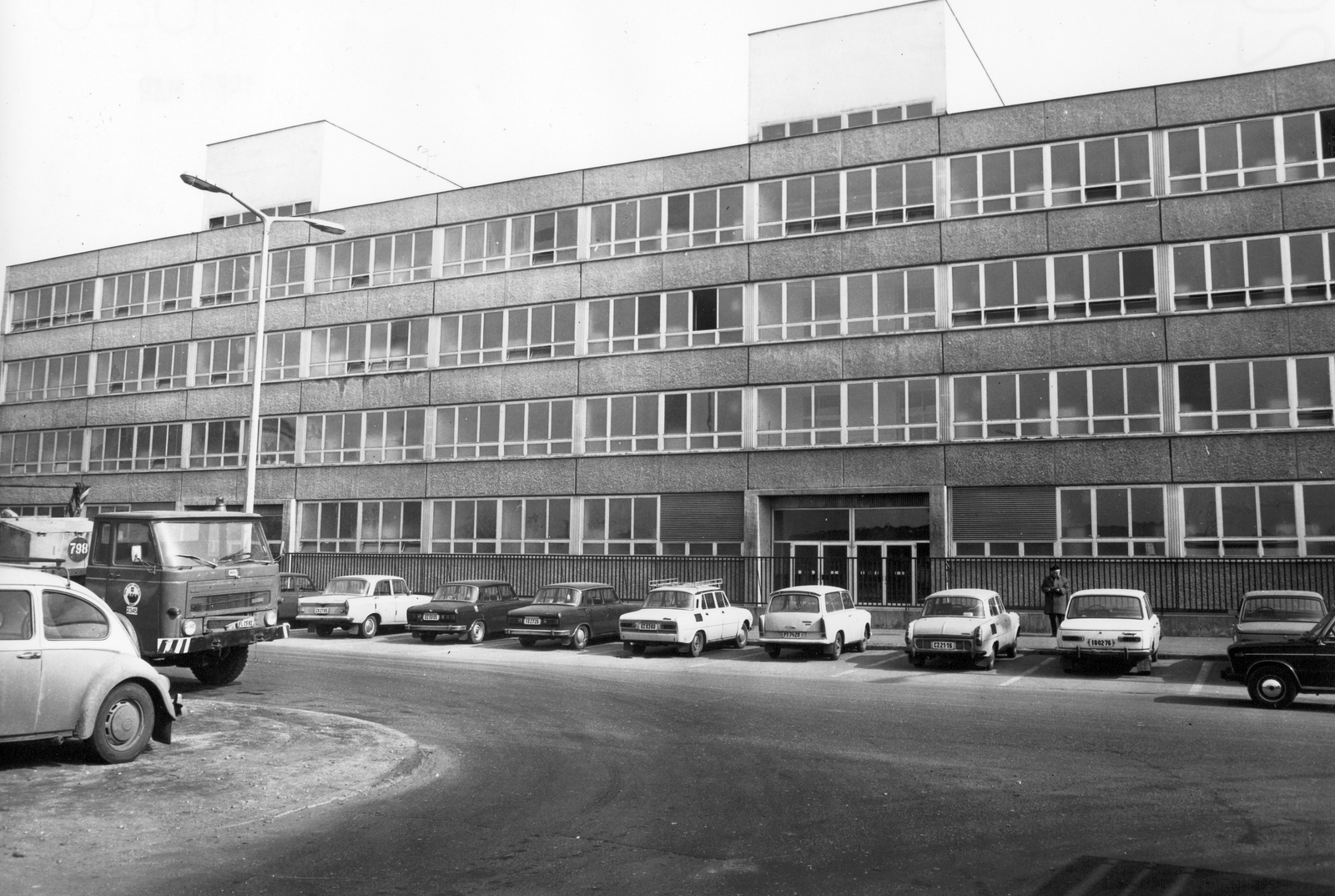 Hungary, Budapest IX., Gyáli út, a Fővárosi Közterületfenntartó Vállalat Gyáli úti irodaépülete., 1975, Ferencvárosi Helytörténeti Gyűjtemény, Czechoslovak brand, German brand, Trabant-brand, Hungarian brand, commercial vehicle, street view, Skoda-brand, Wartburg-brand, Volkswagen-brand, Csepel-brand, automobile, Volkswagen Beetle, Budapest, FKFV-organisation, number plate, Fortepan #25762