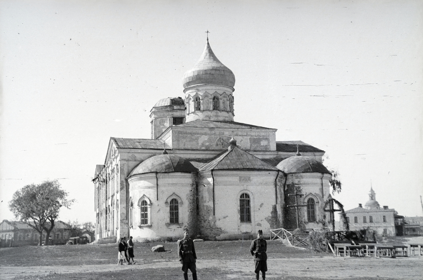 Russia, Alekseyevka, Szentháromság templom. A felvétel a vöröskeresztes kórházvonat egyik útjáról készült sorozat része., 1942, Reményi József, onion dome, greek catholic church, Fortepan #257621