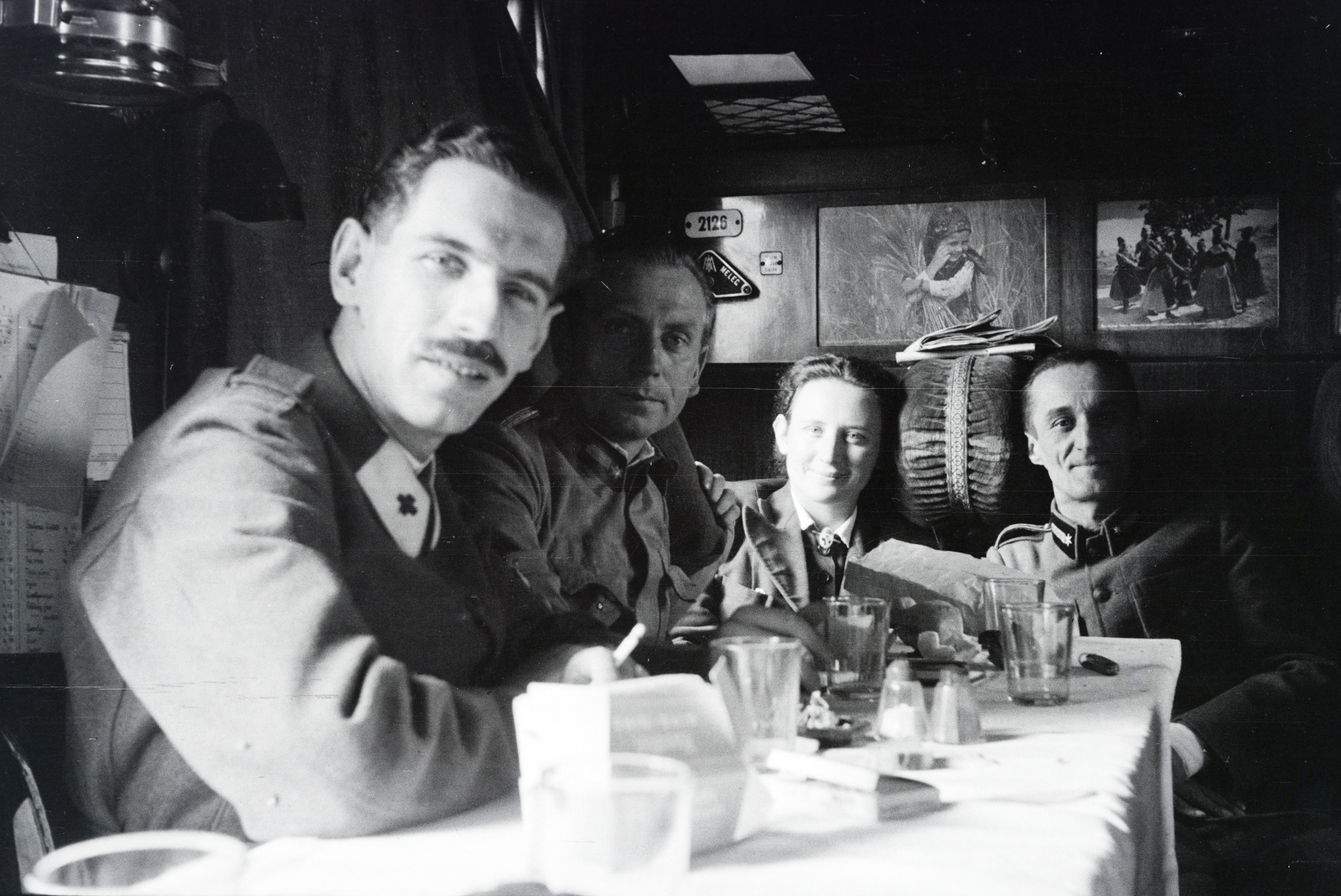 A felvétel a vöröskeresztes kórházvonat parancsnoki vagonjában készült, 1942, Reményi József, hospital-train, picture in picture, uniform, Fortepan #257631