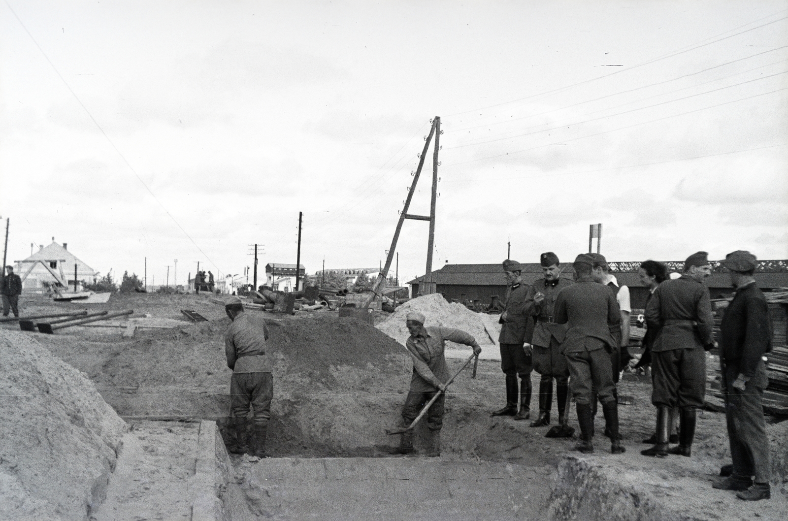 Russia, Alekseyevka, vasútállomás. A felvétel a 154-es számú vöröskeresztes kórházvonat egyik útjáról készült sorozat része., 1942, Reményi József, soldier, shovel, Fortepan #257632