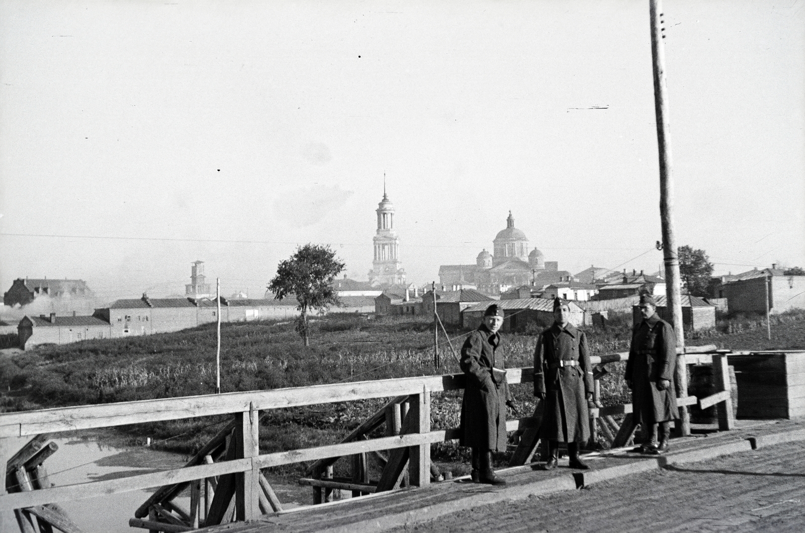 Russia, Alekseyevka, híd a Tyihaja Szoszna folyó felett, háttérben a Szent Kereszt (Kresztovozdvizsenszkaja) templom és a harangtornya. A felvétel a vöröskeresztes kórházvonat egyik útjáról készült sorozat része., 1942, Reményi József, soldier, bridge, tower, Fortepan #257639