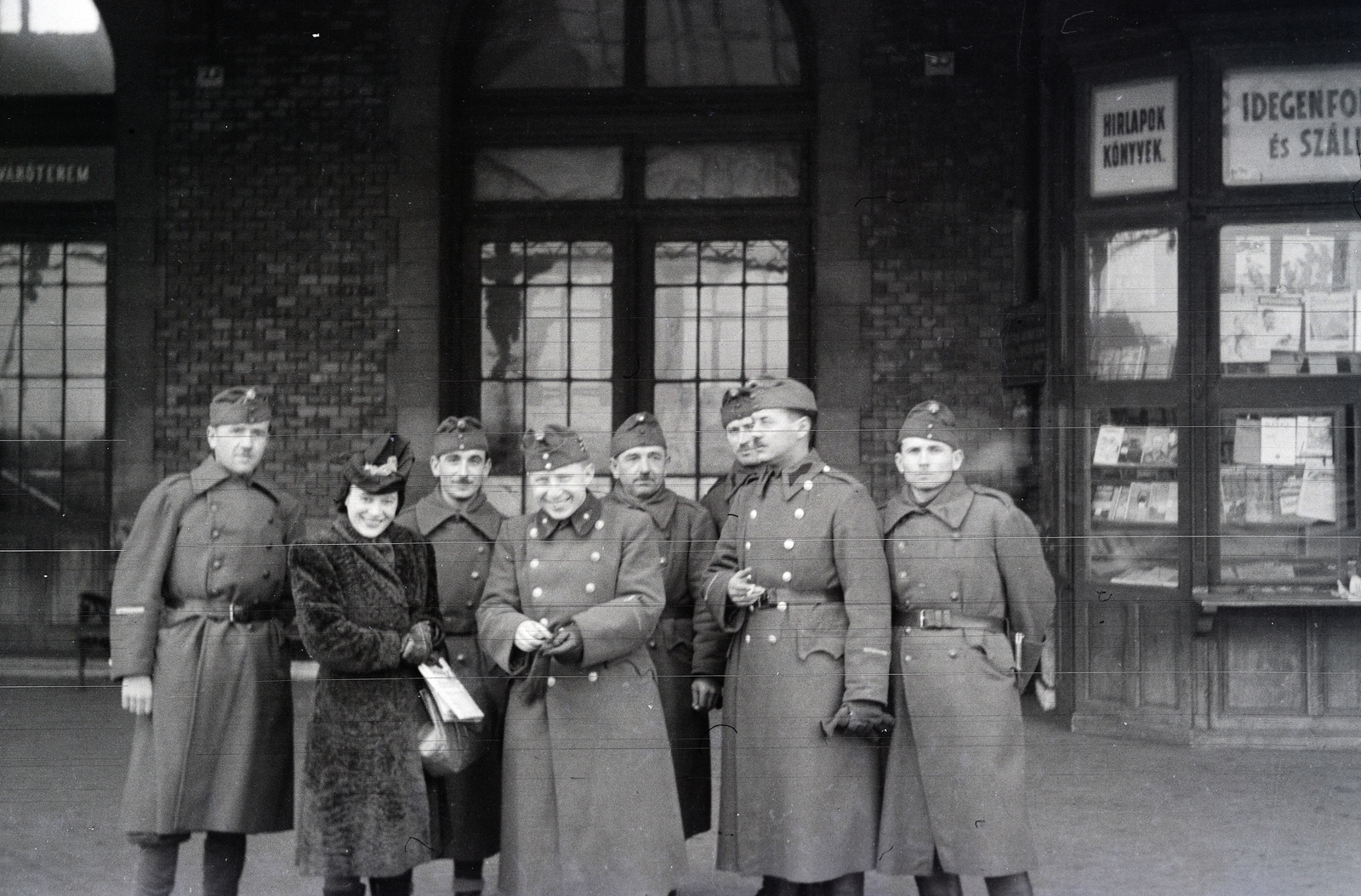 Magyarország, Debrecen, vöröskeresztes kórházvonat személyzete a vasútállomáson., 1942, Reményi József, újságárus, katona, nő, Fortepan #257646