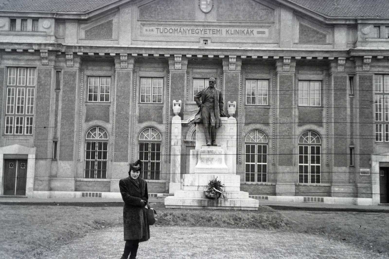 Hungary, Debrecen, Nagyerdei körút 98., Kisfaludi Strobl Zsigmond alkotása, Tisza István szobra (1926) a Debreceni Egyetem Klinikai Központ előtt., 1942, Reményi József, woman, hat, sculpture, Fortepan #257651