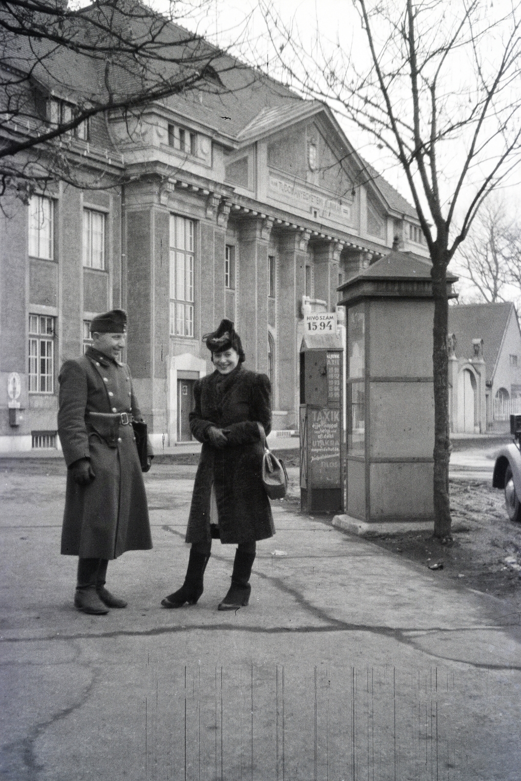 Hungary, Debrecen, Nagyerdei körút 98., a felvétel a Debreceni Egyetem Klinikai Központ előtt készült., 1942, Reményi József, soldier, pistol holster, fur coat, lady, phone booth, Fortepan #257652