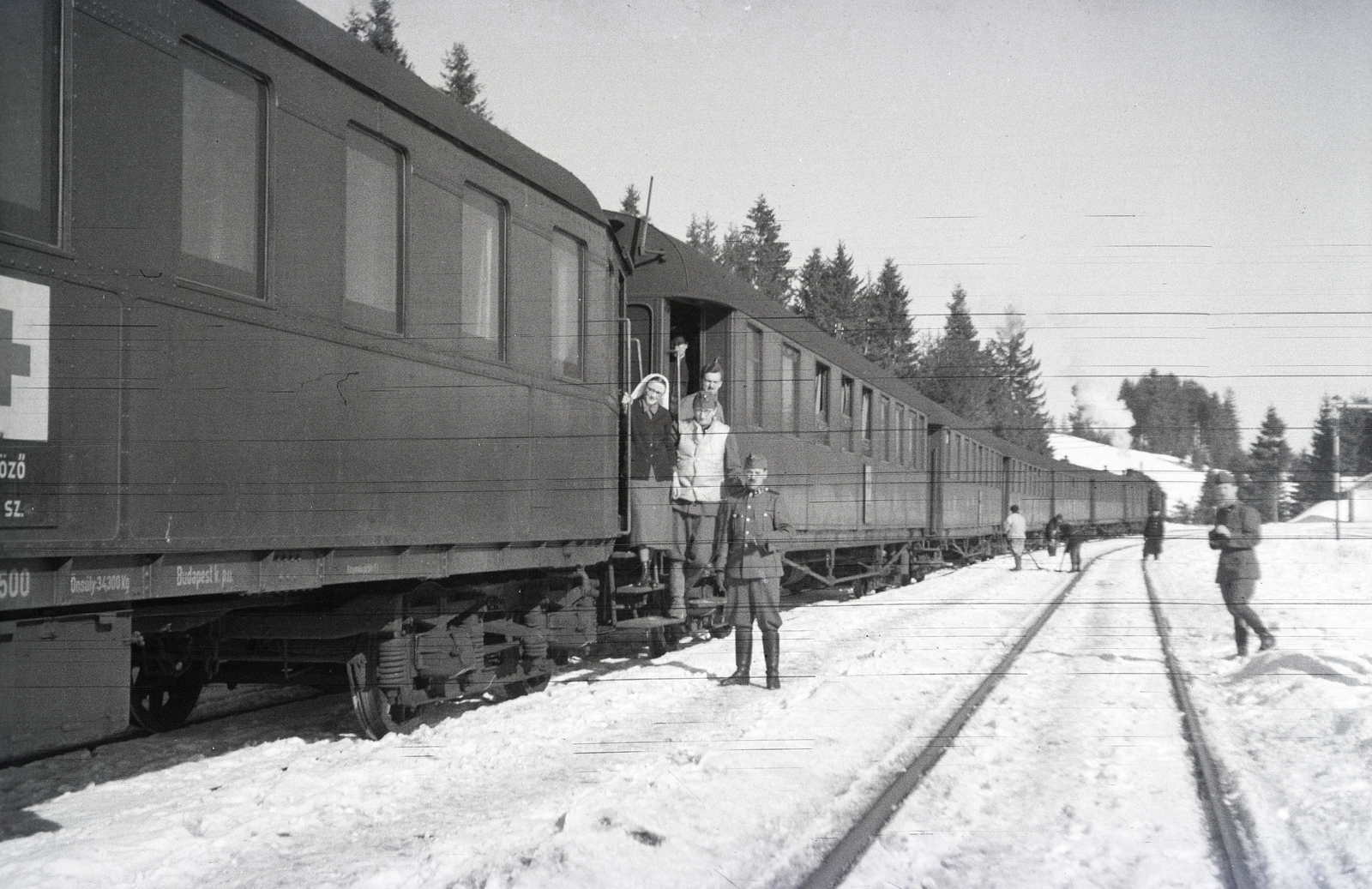 Ukraine, a 154-es számú vöröskeresztes kórházvonat Oporec falutól délre a Beszkid vasútállomáson., 1942, Reményi József, hospital-train, Fortepan #257653