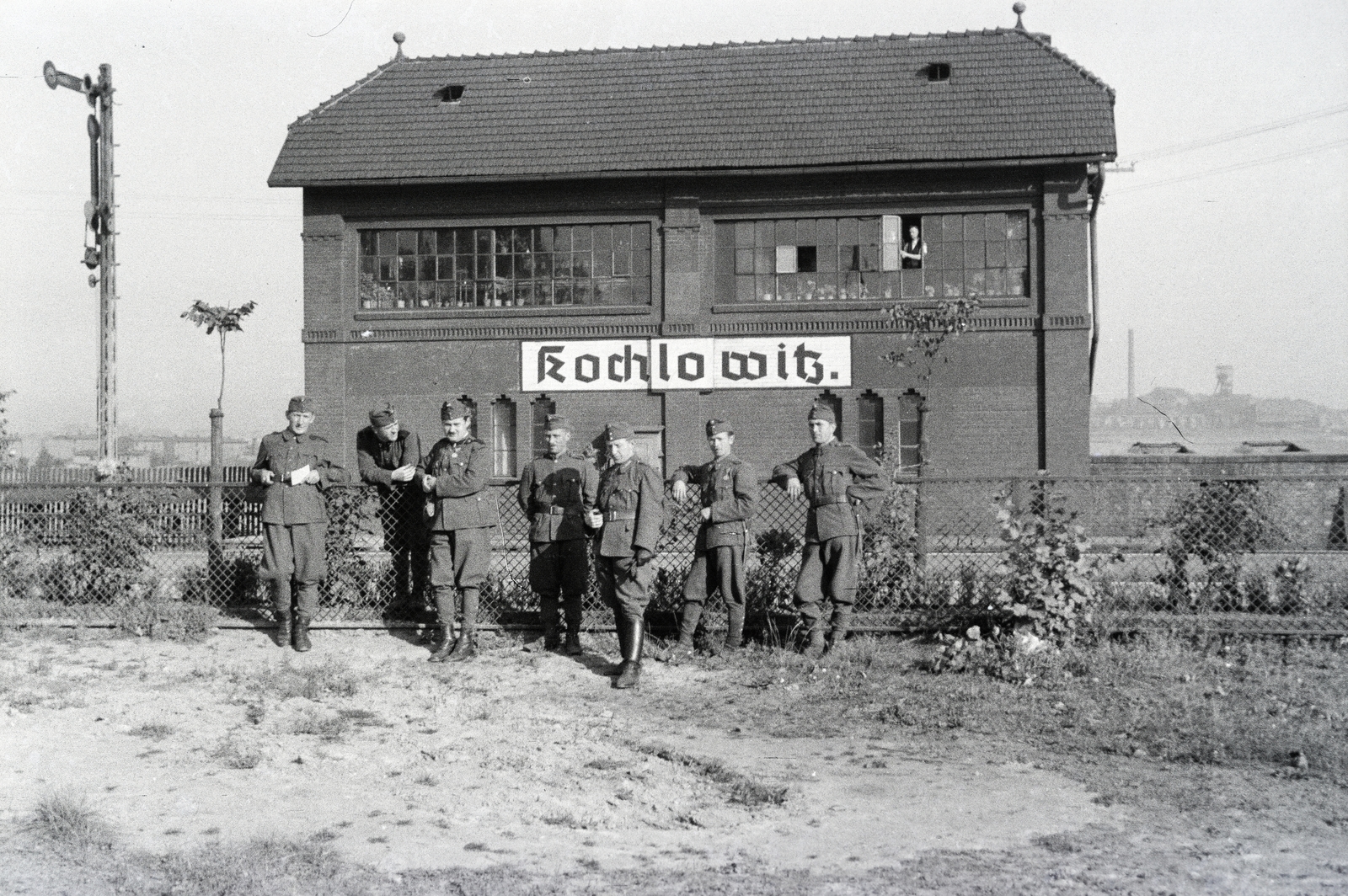 Lengyelország, Ruda Śląska, Kochłowice (ekkor Kochlowitz) ekkor önálló, ma a város része. Vasútállomás., 1942, Reményi József, katona, osztott ablak, támaszkodás, Fortepan #257661