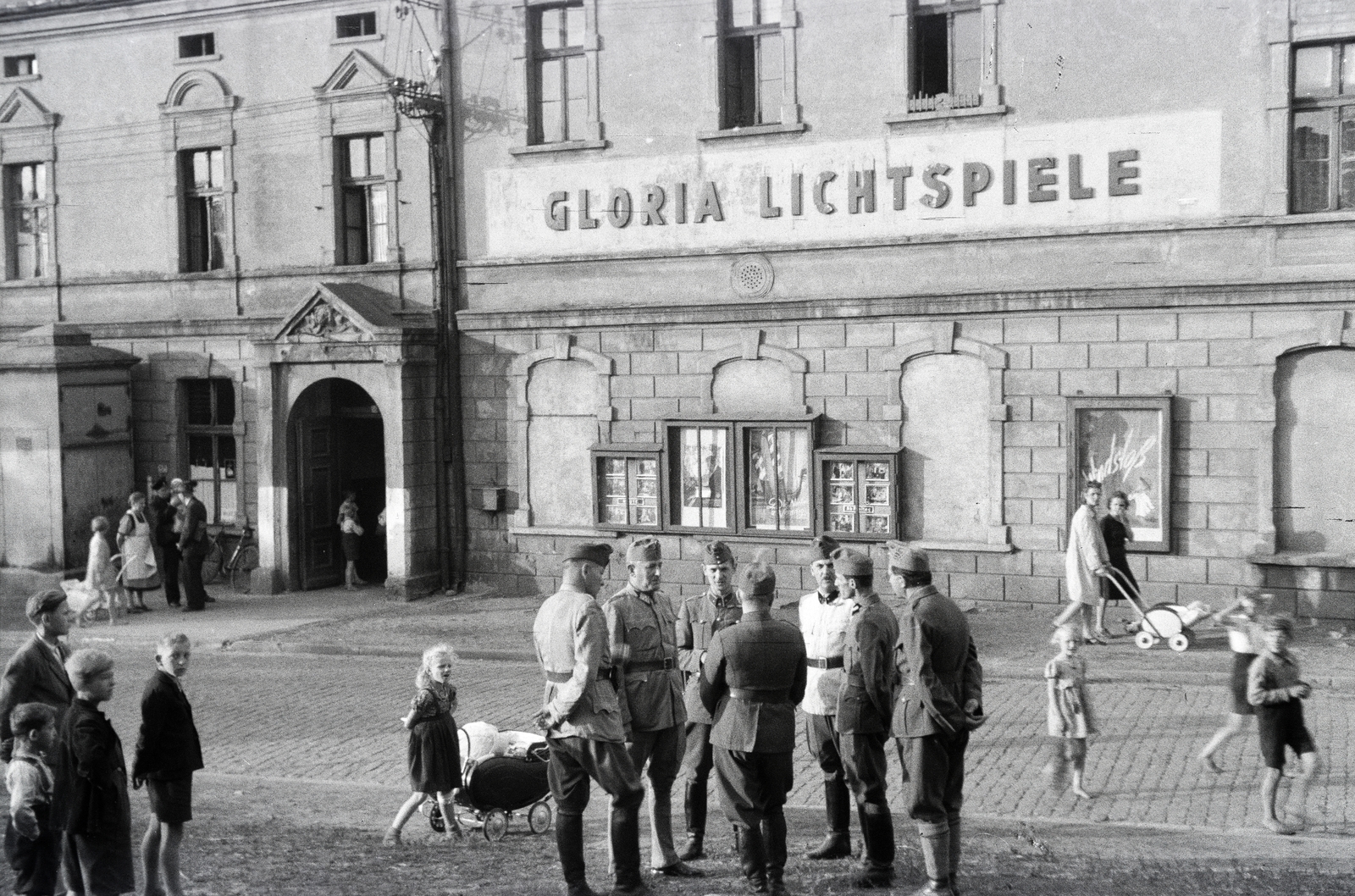 Lengyelország, Ruda Śląska, Kochłowice (ekkor Kochlowitz) ekkor önálló, ma a város része. Ulica Radoszowska az ulica Mazowiecka saroknál, a mozi (egykor szálloda) előtt., 1942, Reményi József, babakocsi, bámészkodás, mozi, Best of, Fortepan #257662