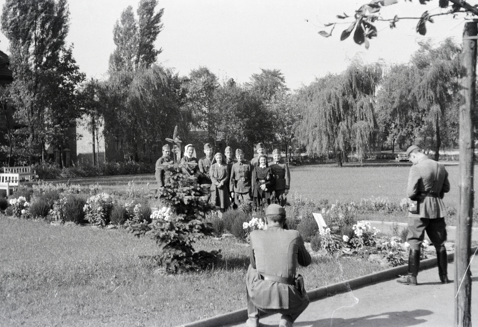 Poland, Kochłowice (ekkor Kochlowitz) ekkor önálló, ma a város része. Planty Kochłowickie Do Dworca (az állomás előtti tér)., 1942, Reményi József, nurse, soldier, back, tableau, photography, Fortepan #257663