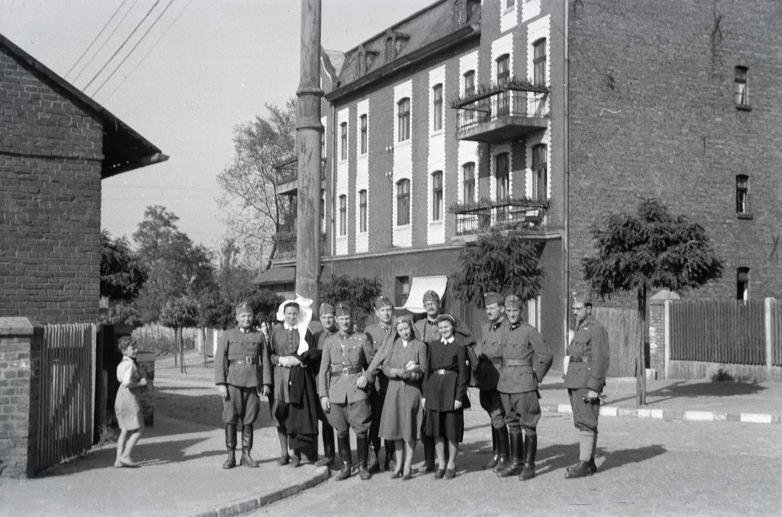 Lengyelország, Ruda Śląska, Kochłowice (ekkor Kochlowitz) ekkor önálló, ma a város része. Ulica Radoszowska az ulica Oświęcimska saroktól, szemben az ulica Radoszowska 166. számú ház., 1942, Reményi József, ápolónő, katona, csoportkép, Fortepan #257665
