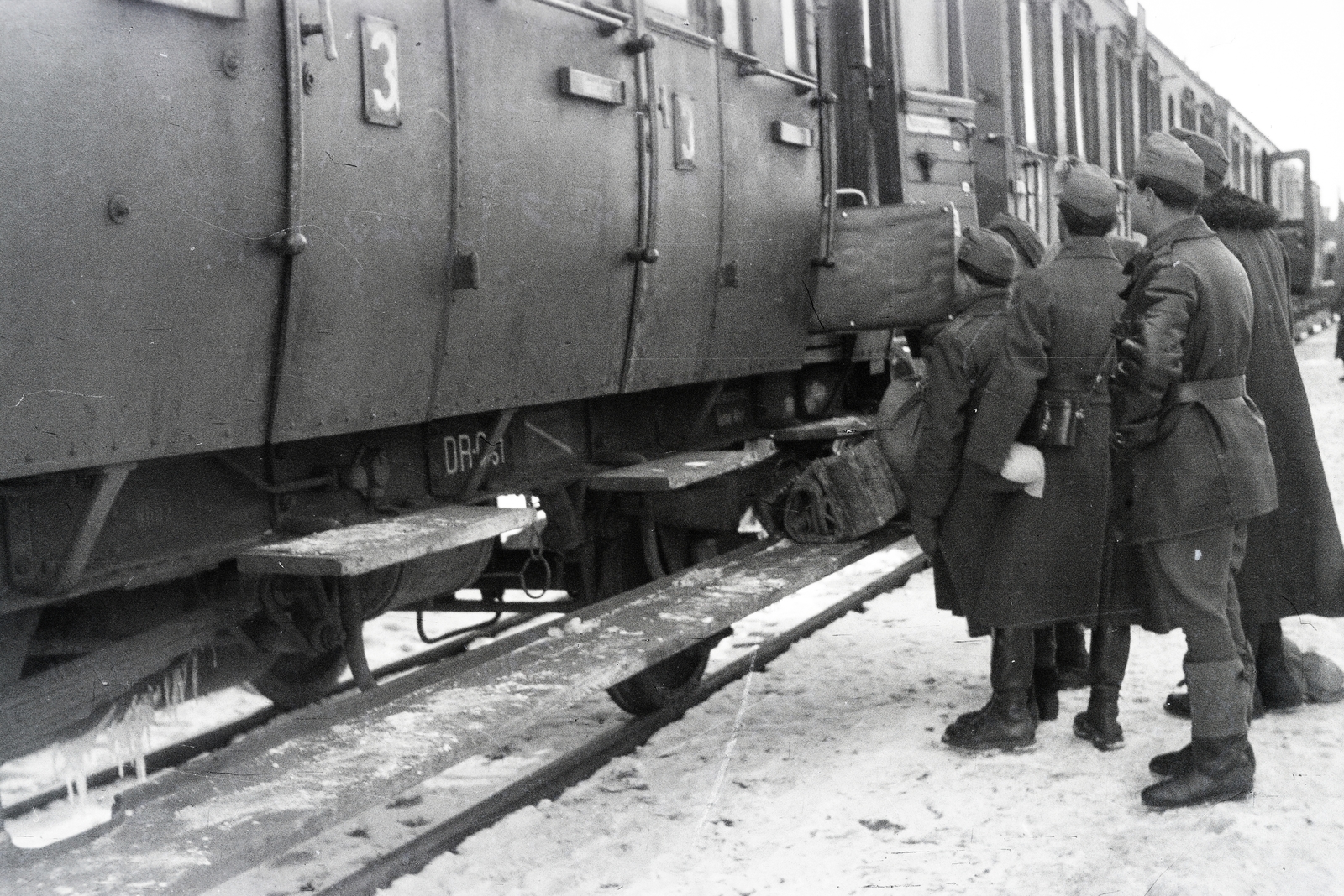 Russia, (ekkor Zlinka/Slinka része), Zlinka/Slinka vasútállomás. A felvétel a vöröskeresztes kórházvonat egyik útjáról készült sorozat része., 1943, Reményi József, leather jacket, suitcase, Fortepan #257676