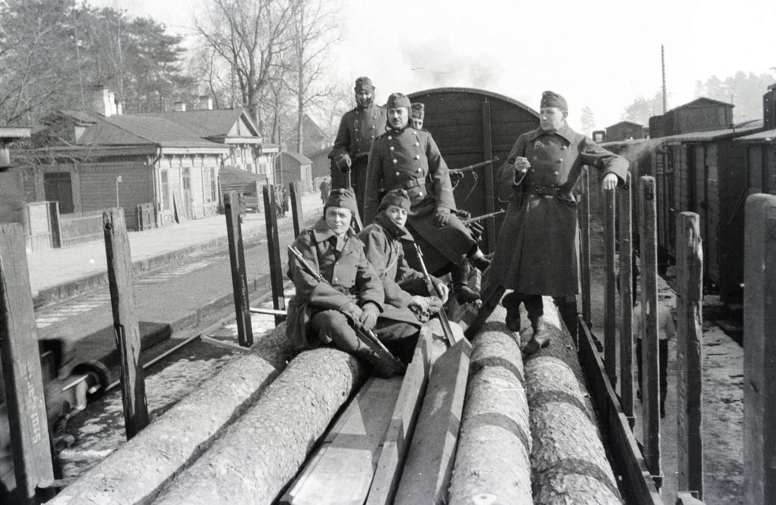 Russia, (ekkor Zlinka/Slinka része), Zlinka/Slinka vasútállomás. A felvétel a vöröskeresztes kórházvonat egyik útjáról készült sorozat része., 1943, Reményi József, trunk, Fortepan #257679