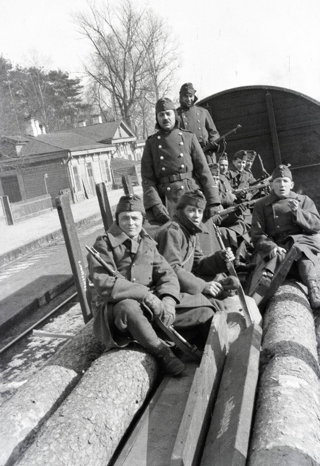 Russia, (ekkor Zlinka/Slinka része), Zlinka/Slinka vasútállomás. A felvétel a vöröskeresztes kórházvonat egyik útjáról készült sorozat része., 1943, Reményi József, trunk, Fortepan #257681