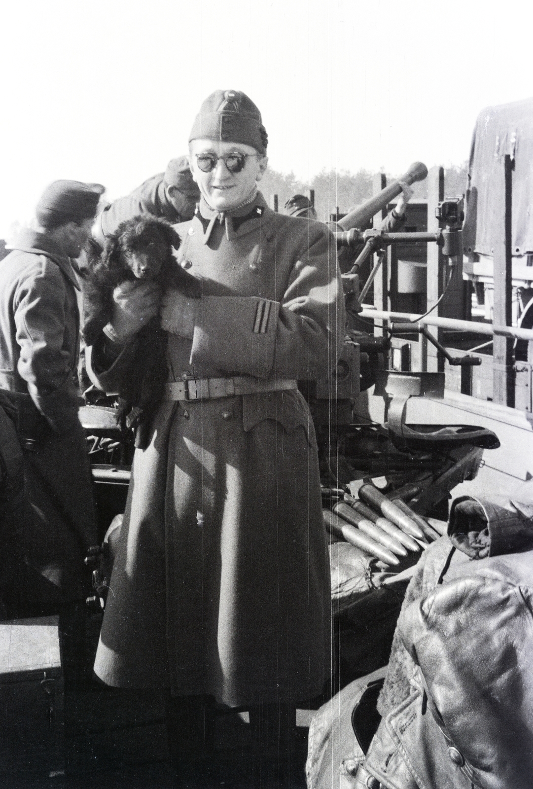 Russia, (ekkor Zlinka/Slinka része), Zlinka/Slinka vasútállomás. A felvétel a vöröskeresztes kórházvonat egyik útjáról készült sorozat része., 1943, Reményi József, soldier, hold in arms, puppy, Fortepan #257687