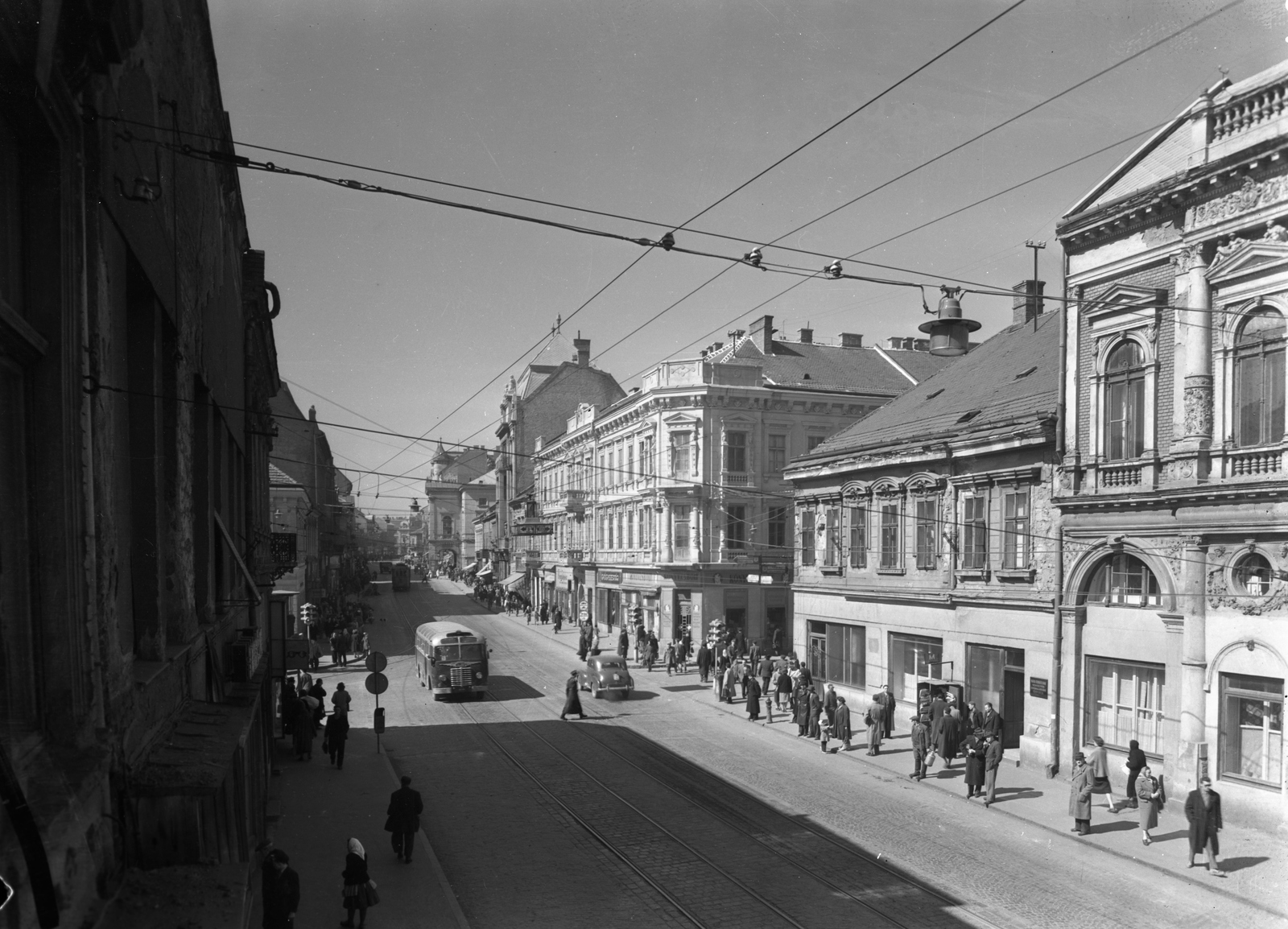 Hungary, Miskolc, Széchenyi utca, a "villanyrendőr" kereszteződés., 1957, UVATERV, traffic, bus, Hungarian brand, street view, genre painting, signal, Ikarus-brand, catenary wire, Fortepan #2577