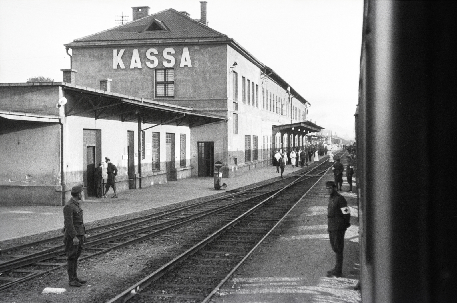 Slovakia, Košice, vöröskeresztes kórházvonat és személyzete a vasútállomáson., 1942, Reményi József, Best of, waiting, Fortepan #257702