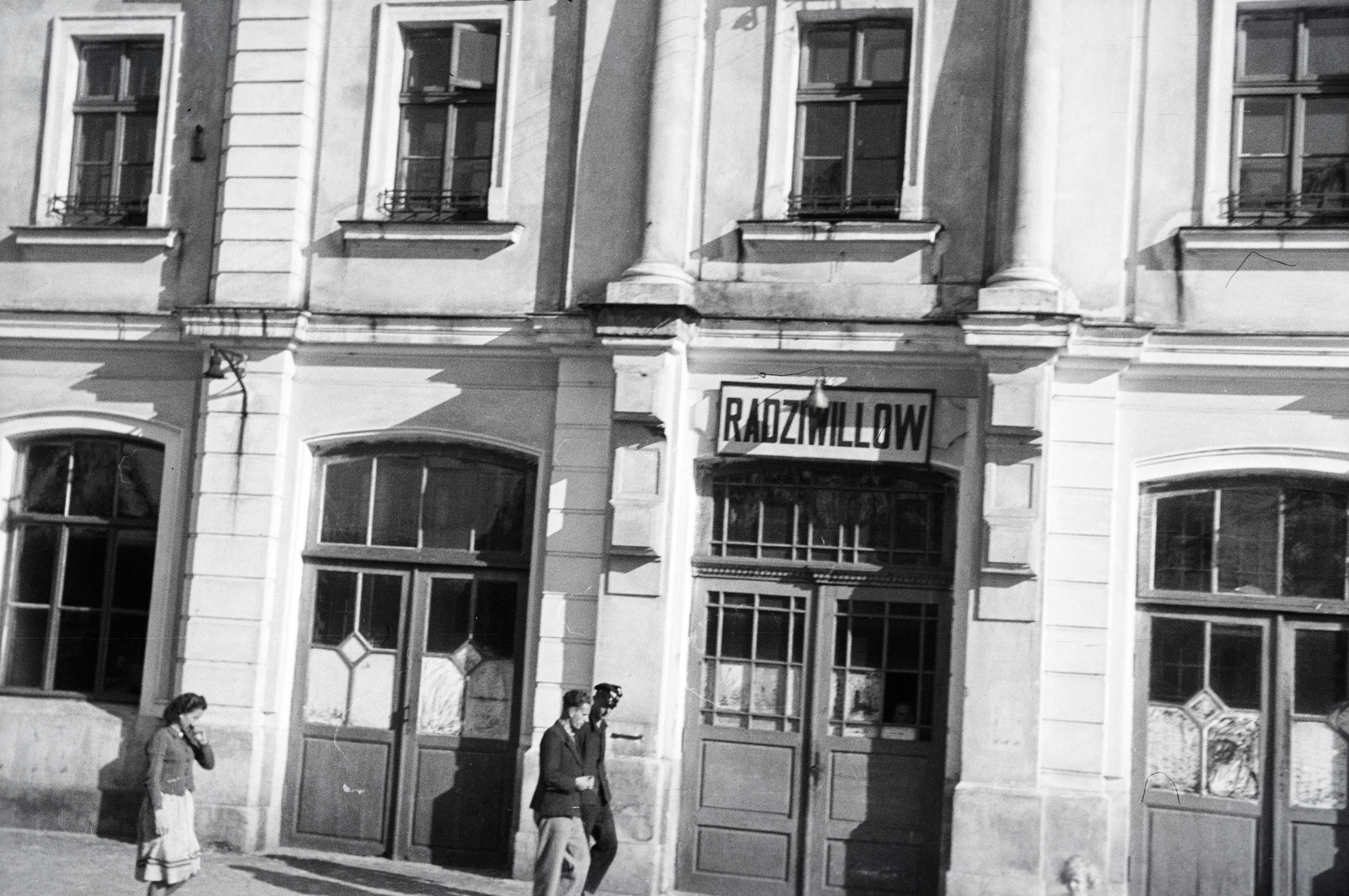 Ukrajna, Radiviliv, (ekkor Radziwillow), vasútállomás., 1942, Reményi József, felirat, osztott ablak, bejárat, Fortepan #257705