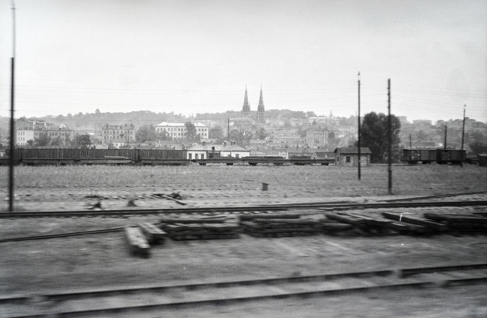 Ukraine, Kyiv, kilátás a teherpályaudvarról kivezető vasútvonaltól kelet felé, középen a Szent Miklós-székesegyház. A felvétel a vöröskeresztes kórházvonat egyik útjáról készült sorozat része., 1942, Reményi József, picture, Fortepan #257706