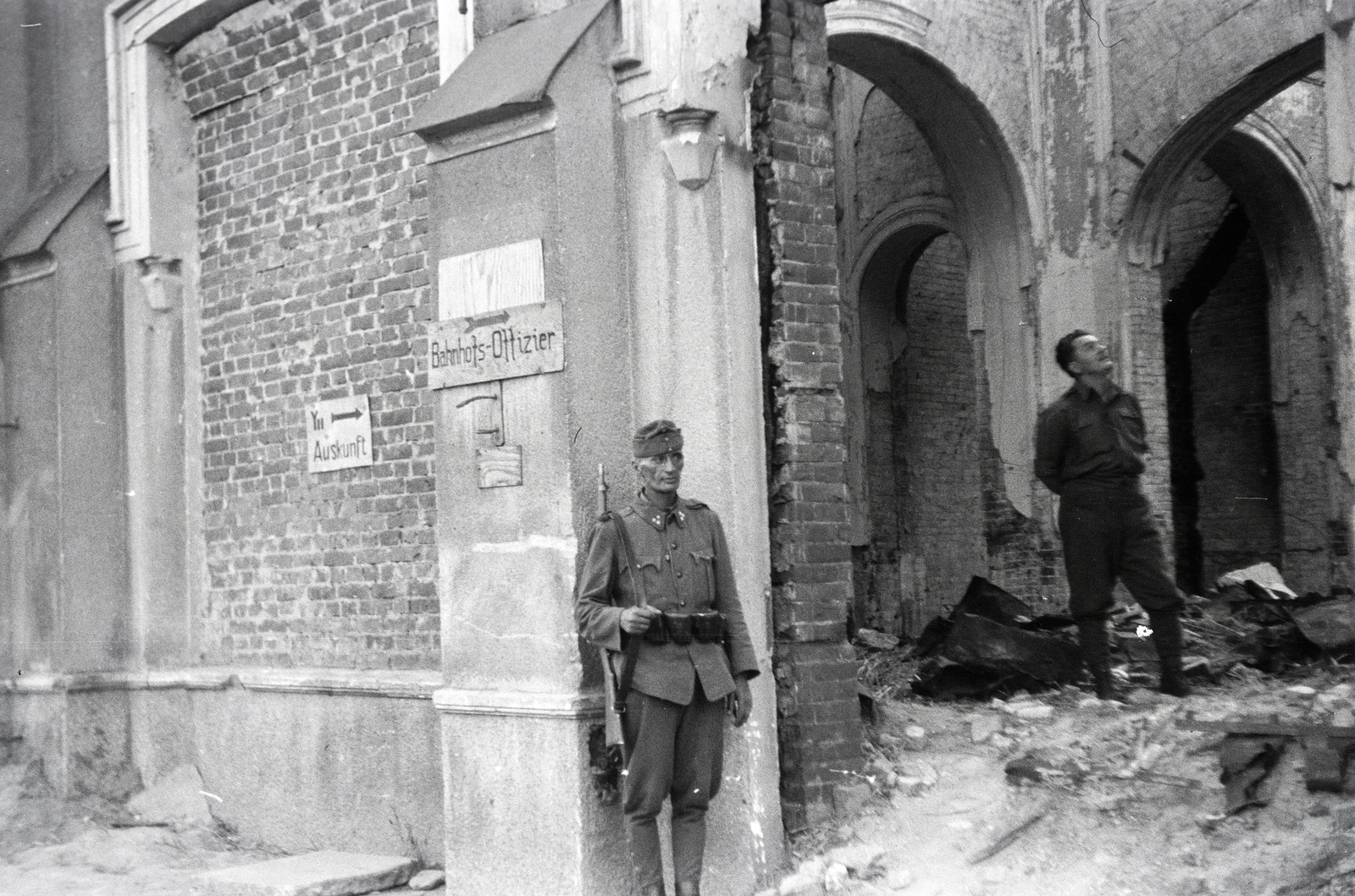 Russia, Kursk, a vöröskeresztes kórházvonat katonai őre a vasútállomáson., 1942, Reményi József, Fortepan #257708