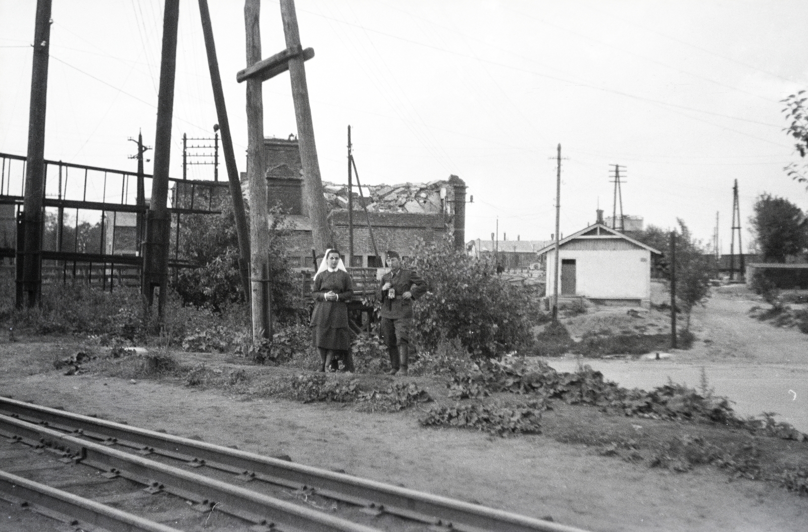 Russia, Kursk, a vöröskeresztes kórházvonat nővére és tisztje a vasútállomáson., 1942, Reményi József, Fortepan #257711