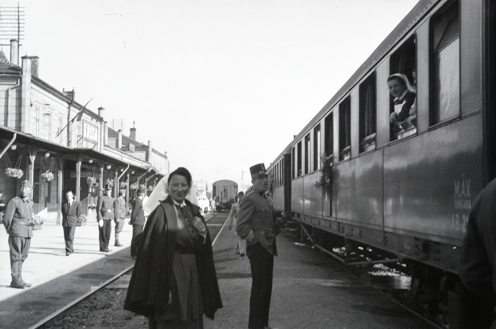 Slovakia, Košice, vöröskeresztes kórházvonat és személyzete a vasútállomáson., 1942, Reményi József, leaning out of the window, train station, Fortepan #257712