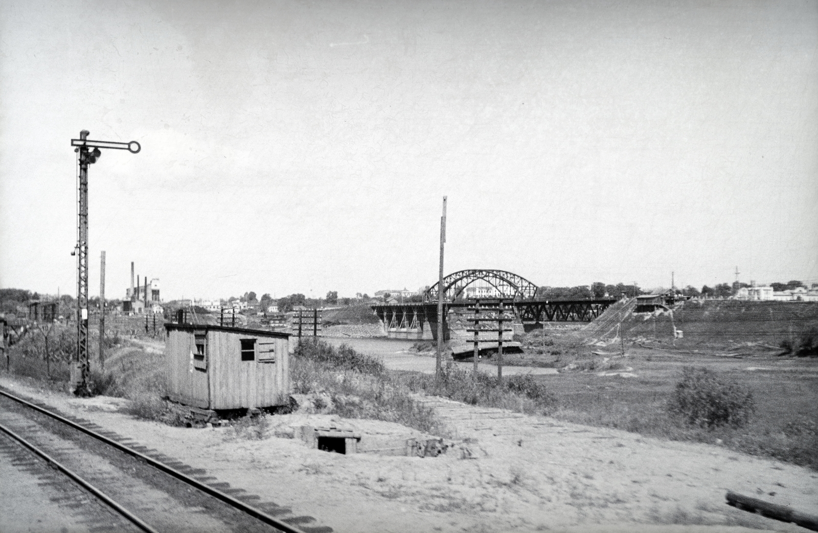 Belarus, Gomel, szemben a Szozs folyón átívelő, ideiglenesen helyreállított közúti híd a vasúti híd felől nézve., 1942, Reményi József, picture, booth, rail signal, Fortepan #257715