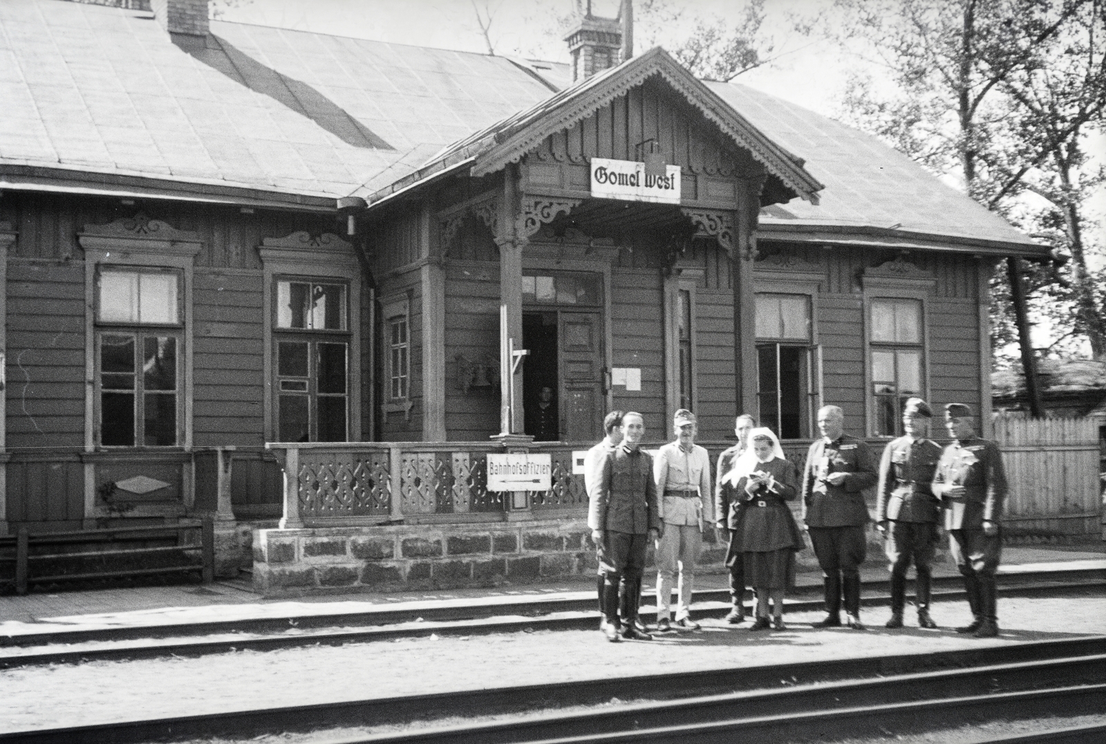 Belarus, Gomel, Gomel-West vasútálllomás., 1942, Reményi József, nurse, soldier, waiting, Fortepan #257716