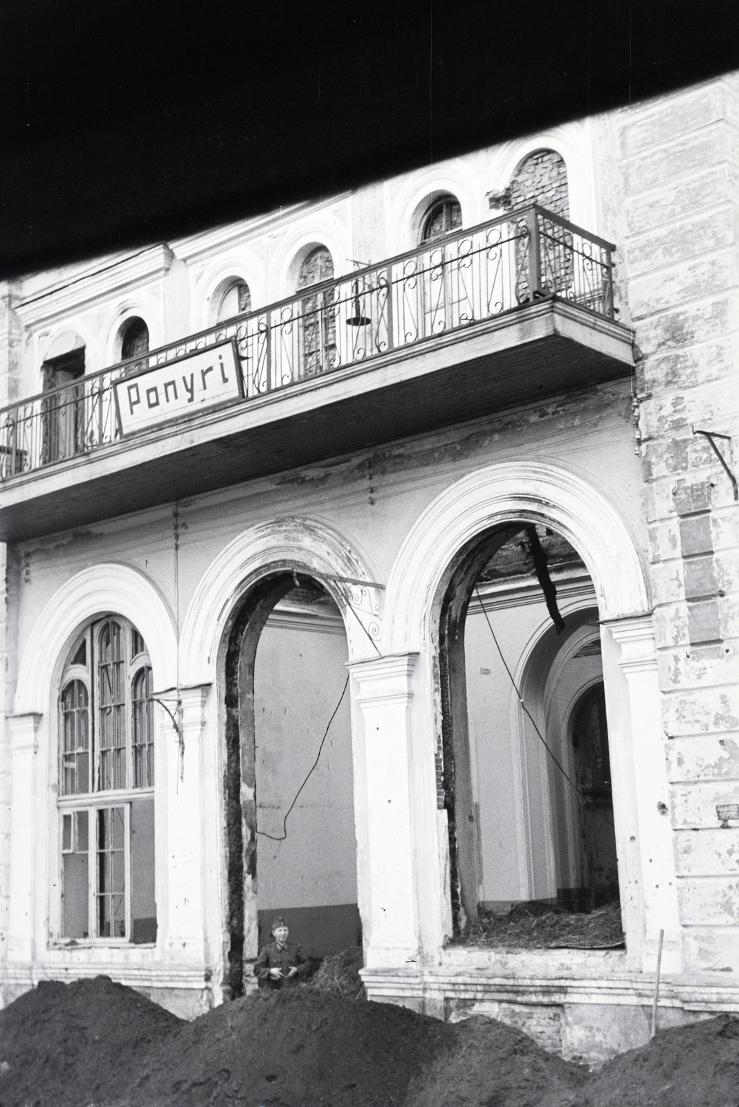 Oroszország, Poniri, (ekkor Ponyri), vasútállomás, a felvétel a vöröskeresztes kórházvonat ablakából készült., 1942, Reményi József, felirat, erkély, Fortepan #257742